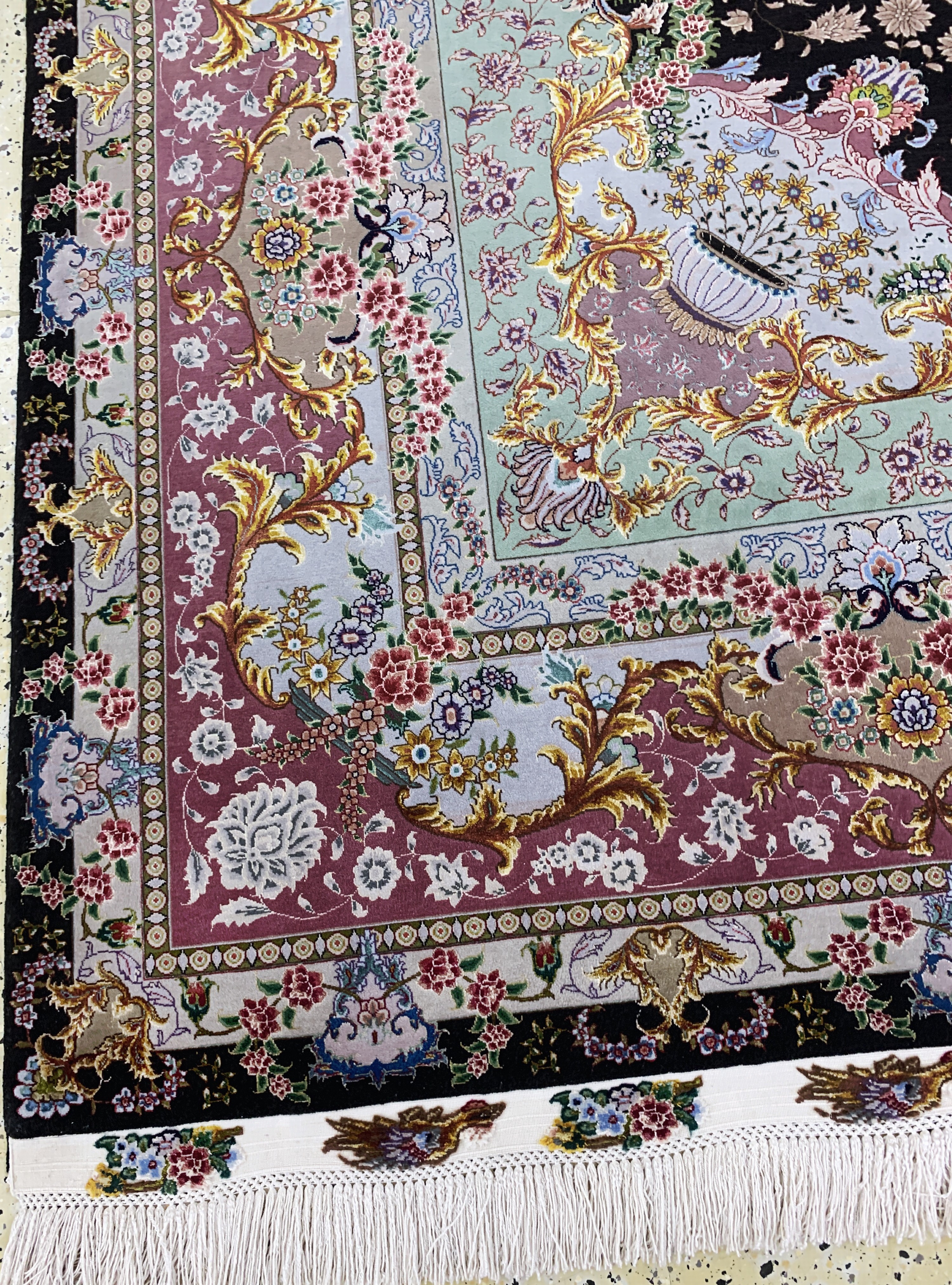 Detail i: Täbriz fein(60 Raj) signiert, Persien, Mitte 20.Jhd, Korkwolle mit und auf Seide, ca.360 x 247 cm, ca. 800.000 Kn/qm, EHZ:(nahezu neuwertig).
