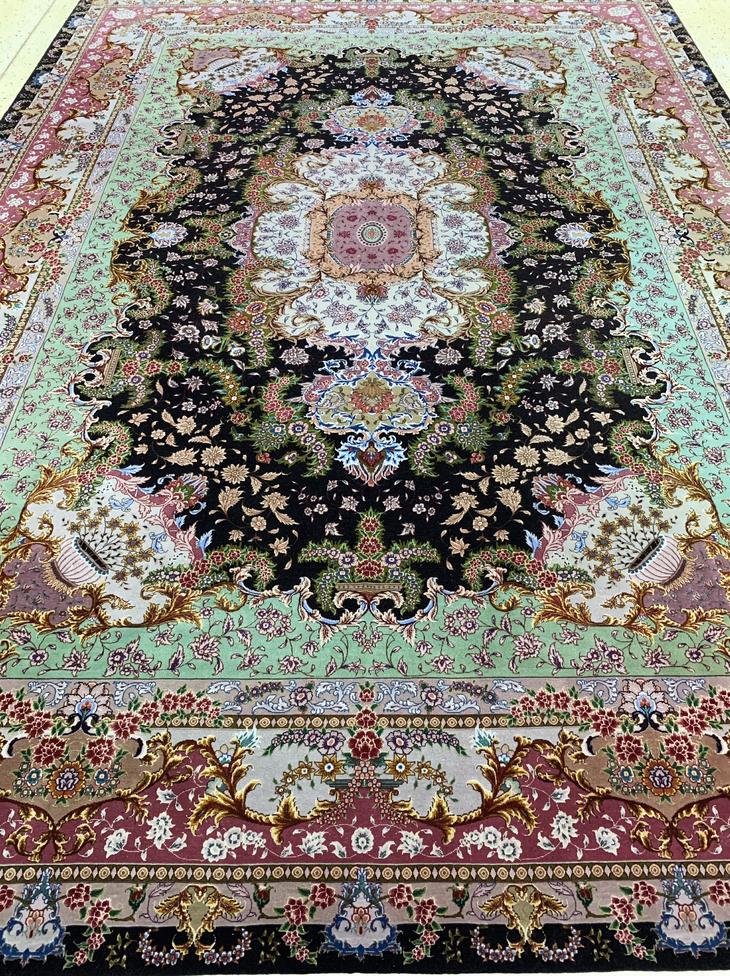 Detail j: Täbriz fein(60 Raj) signiert, Persien, Mitte 20.Jhd, Korkwolle mit und auf Seide, ca.360 x 247 cm, ca. 800.000 Kn/qm, EHZ:(nahezu neuwertig).