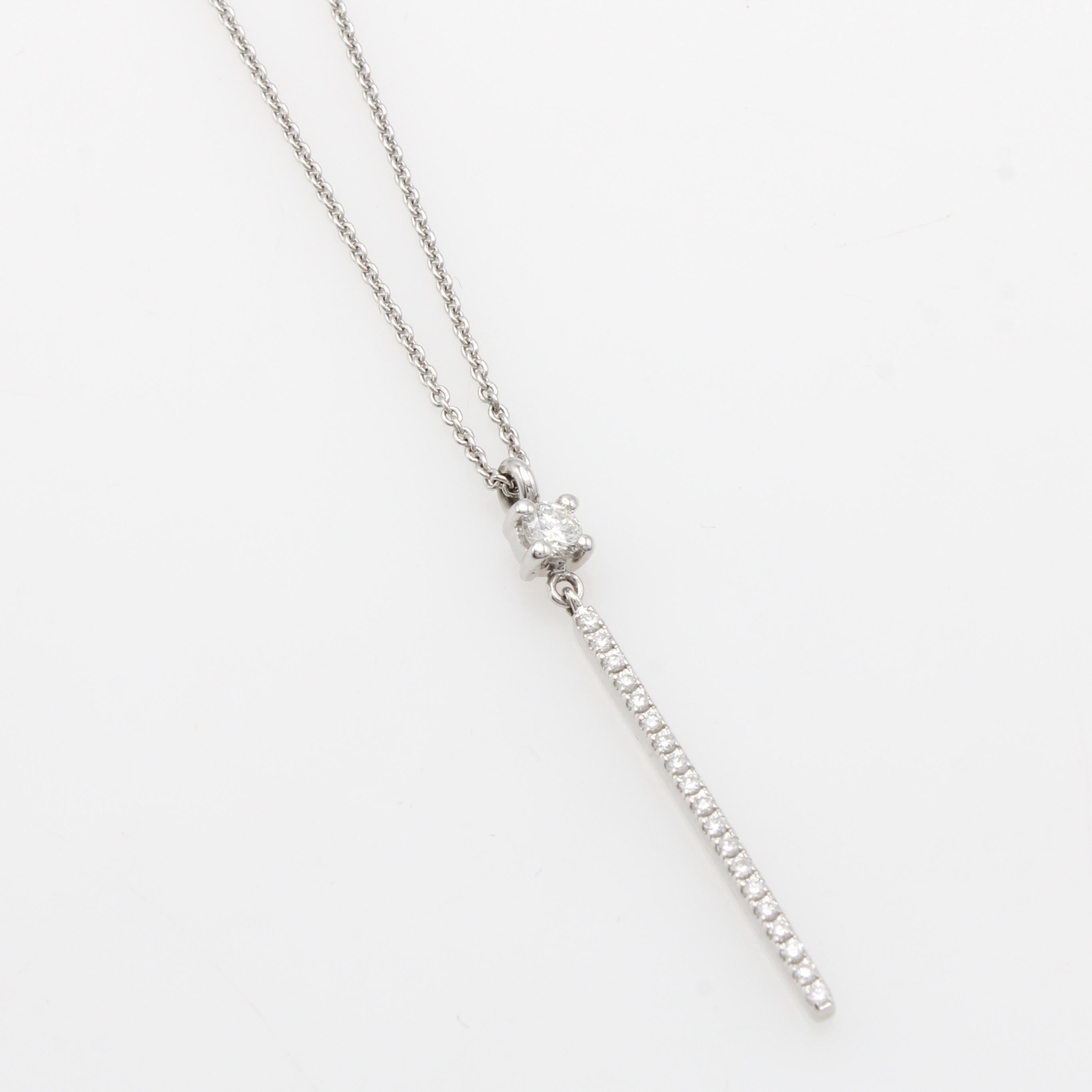 Image 27120665 - Anhänger mit Brillanten an Kette, WG 750/000, Solitär u. Besatzbrill. (in Stab gef.) ...