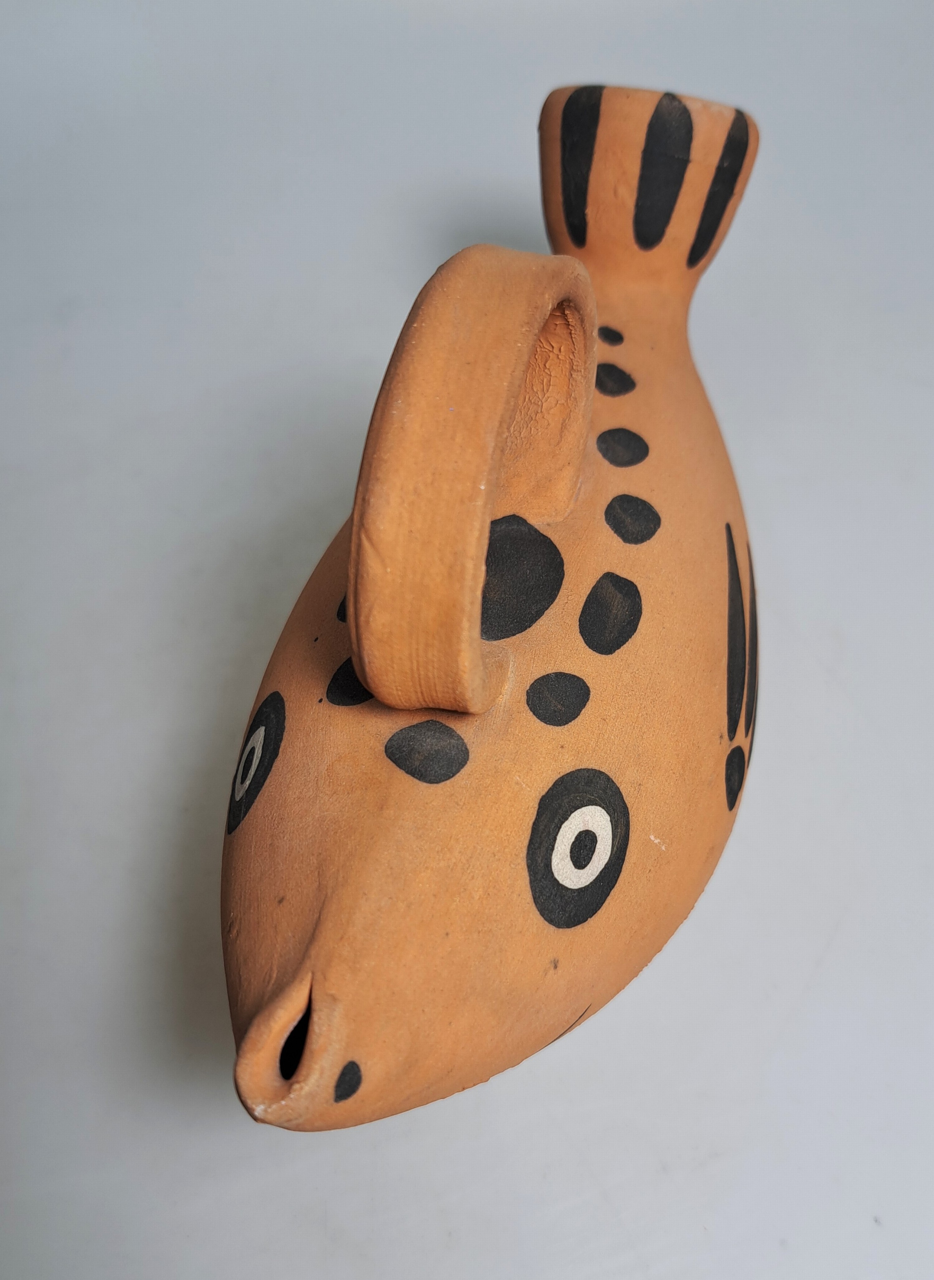 Detail f: Pablo Picasso, 1881 Malaga-1973 Mougins, Keramikobjekt, Fisch-Kanne, 1952, eines von 300 unnummerierten Exemplaren, rotes Steingut,partiell ...