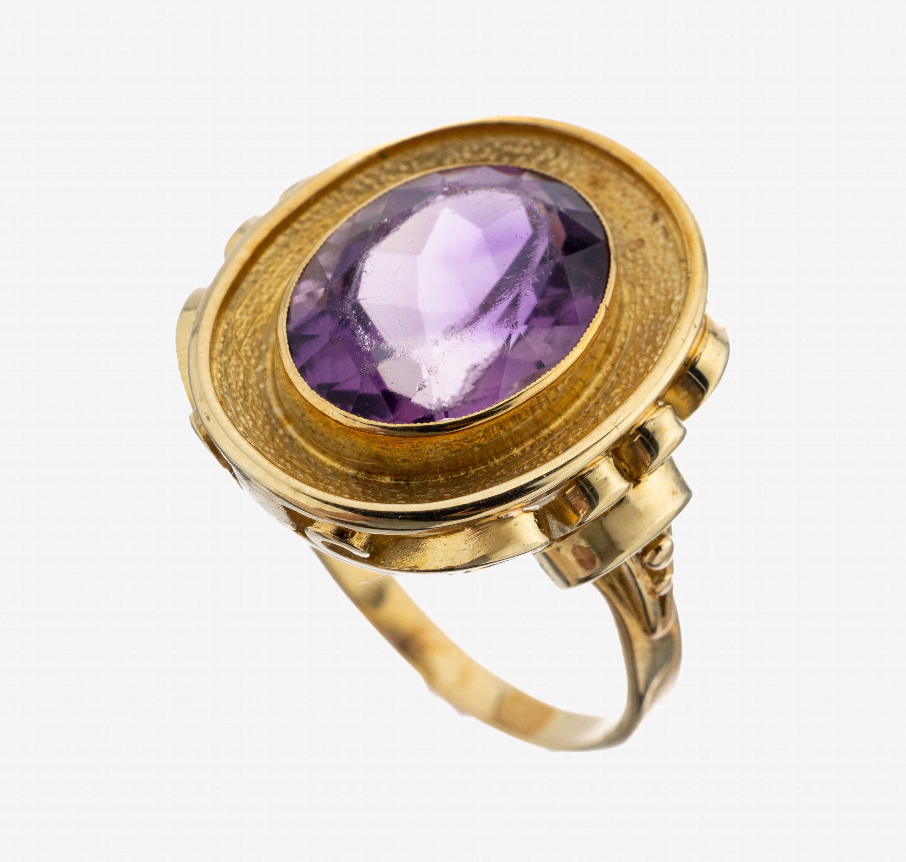 Image 27120682 - 14 kt Gold Amethyst Ring, GG 585/000, mittig ein ovalfacett. Amethyst, z.T. pol. ...