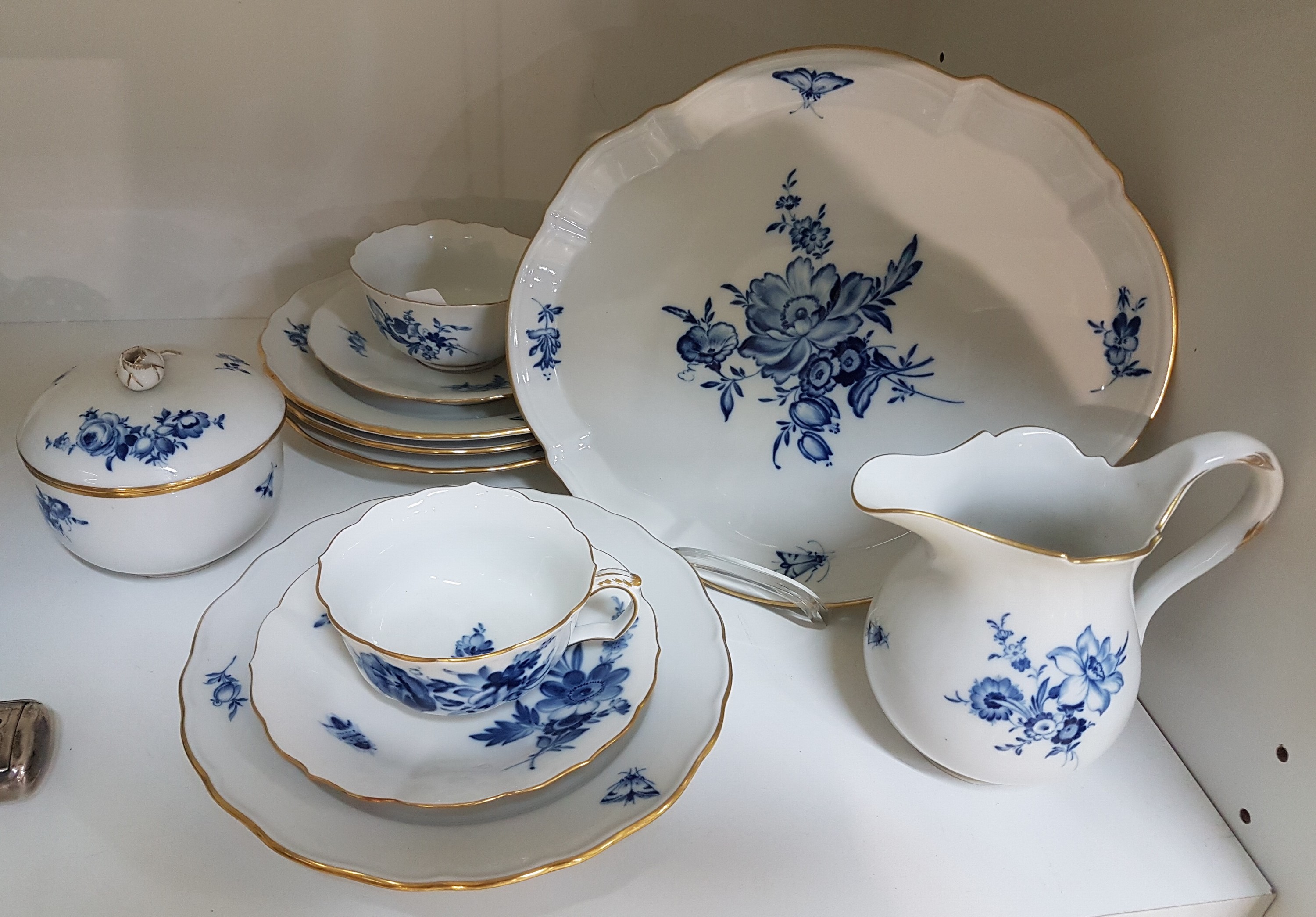 Detail a: 9 Serviceteile Deutsche Blume, Meissen, Pfeifferzeit und später/20.Jh., 2.Wahl, Porzellan, unterglasurblauer Dekor, Goldrand, 1 Teetasse mit UT, ...