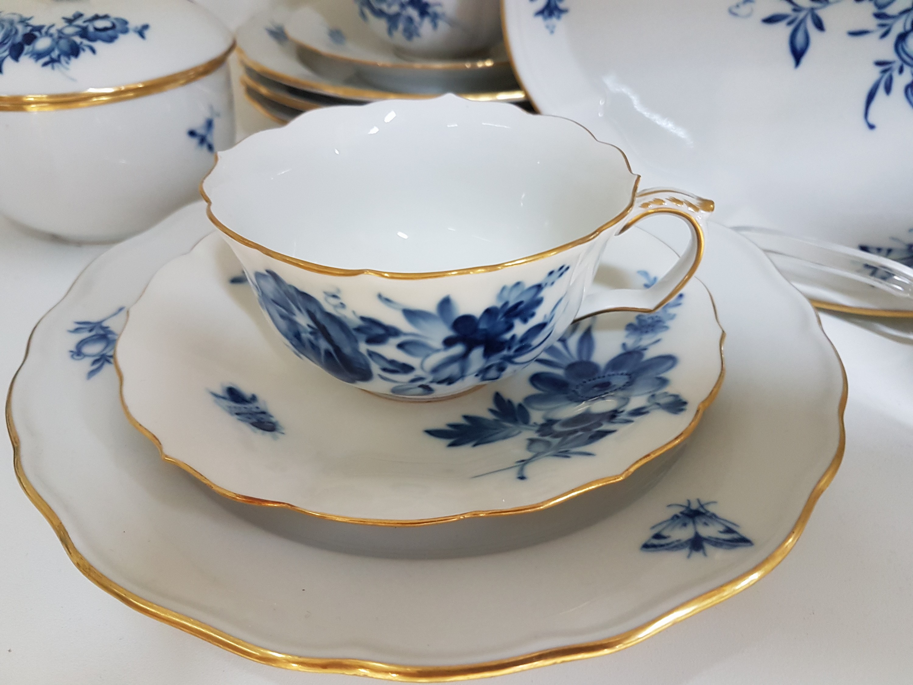 Detail b: 9 Serviceteile Deutsche Blume, Meissen, Pfeifferzeit und später/20.Jh., 2.Wahl, Porzellan, unterglasurblauer Dekor, Goldrand, 1 Teetasse mit UT, ...