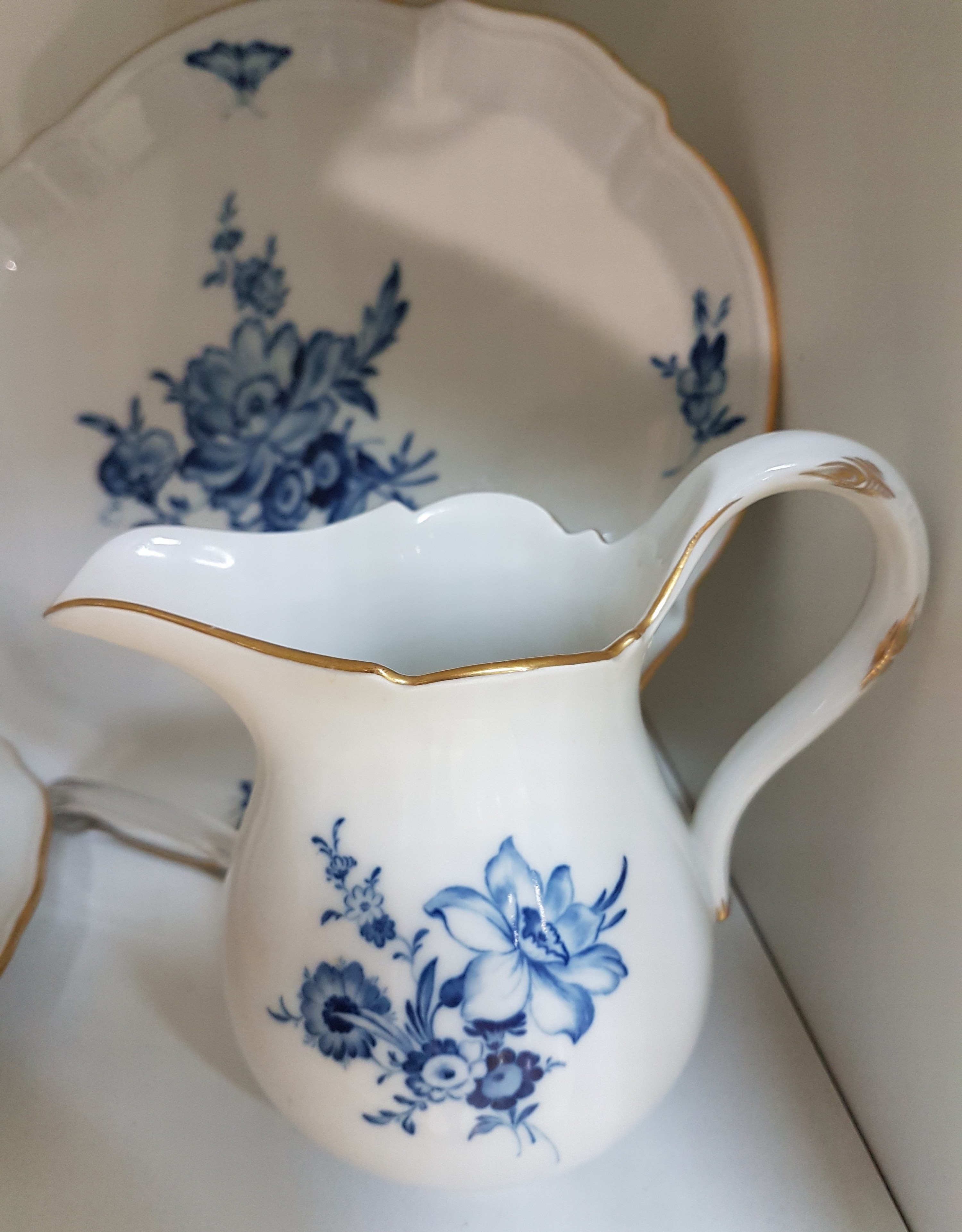 Detail c: 9 Serviceteile Deutsche Blume, Meissen, Pfeifferzeit und später/20.Jh., 2.Wahl, Porzellan, unterglasurblauer Dekor, Goldrand, 1 Teetasse mit UT, ...