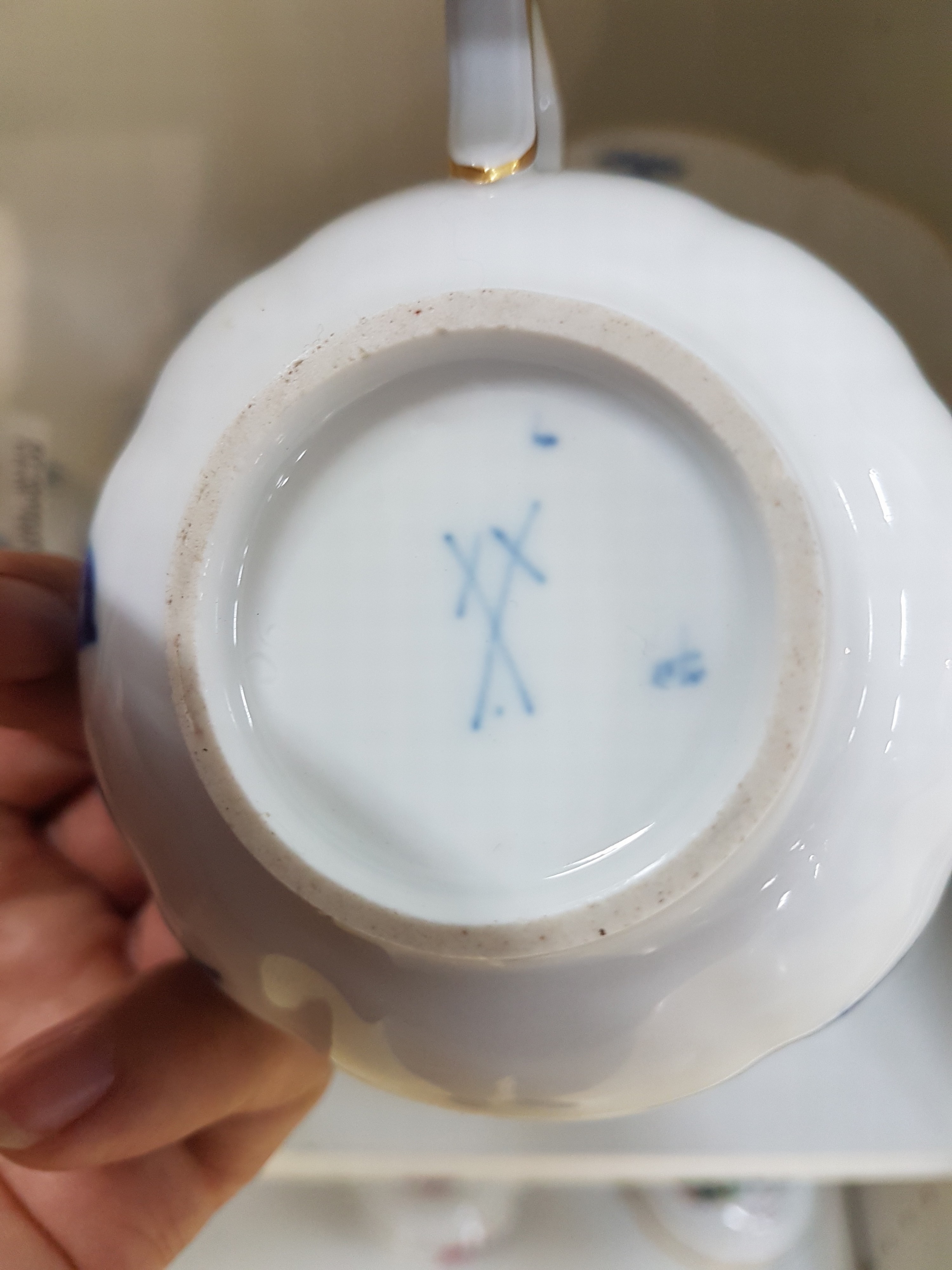 Detail d: 9 Serviceteile Deutsche Blume, Meissen, Pfeifferzeit und später/20.Jh., 2.Wahl, Porzellan, unterglasurblauer Dekor, Goldrand, 1 Teetasse mit UT, ...