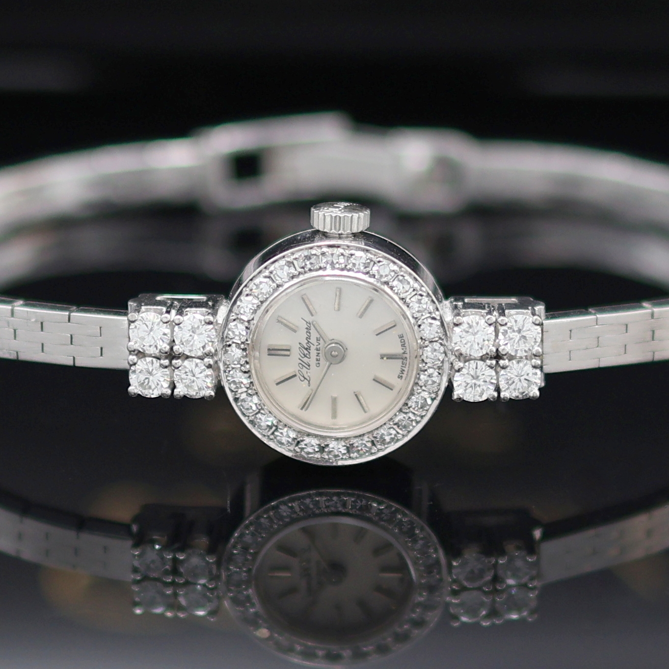 Detail a: CHOPARD Damenarmbanduhr in WG 750/000 mit Diamanten, Schweiz um 1970, Handaufzug, orig. Goldband, Boden aufgedr., Lünette sowie Bandanstöße aufw. ...
