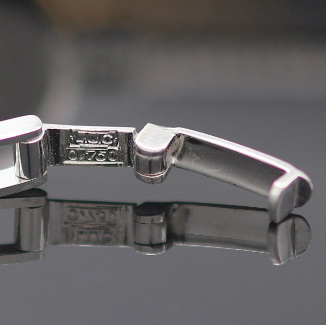 Detail b: CHOPARD Damenarmbanduhr in WG 750/000 mit Diamanten, Schweiz um 1970, Handaufzug, orig. Goldband, Boden aufgedr., Lünette sowie Bandanstöße aufw. ...