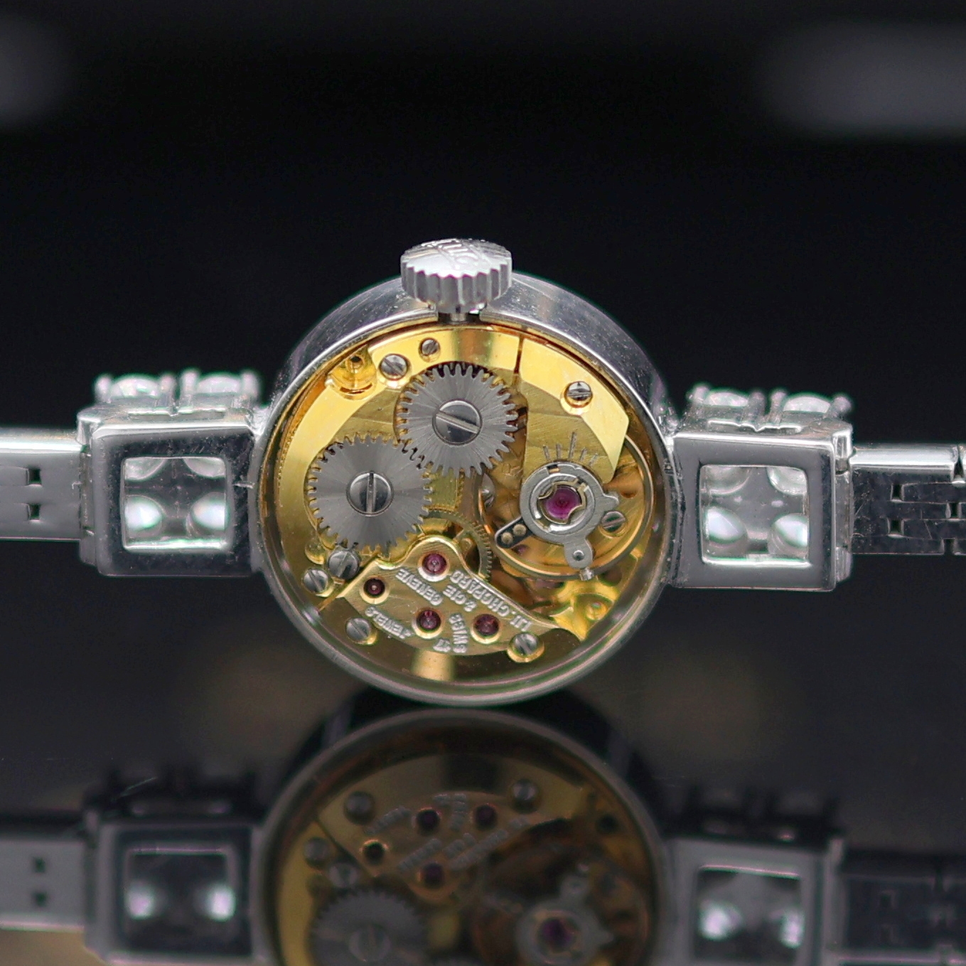 Detail e: CHOPARD Damenarmbanduhr in WG 750/000 mit Diamanten, Schweiz um 1970, Handaufzug, orig. Goldband, Boden aufgedr., Lünette sowie Bandanstöße aufw. ...
