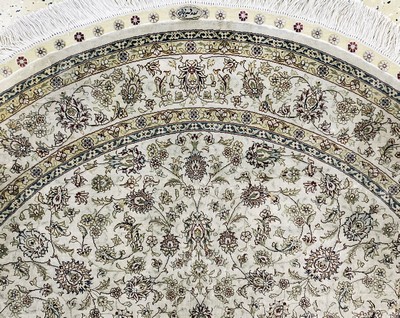 27120615c - Hereke Seide fein, China, Ende 20.Jhd, reine Naturseide, Durchmesser: ca. 154 cm, ...