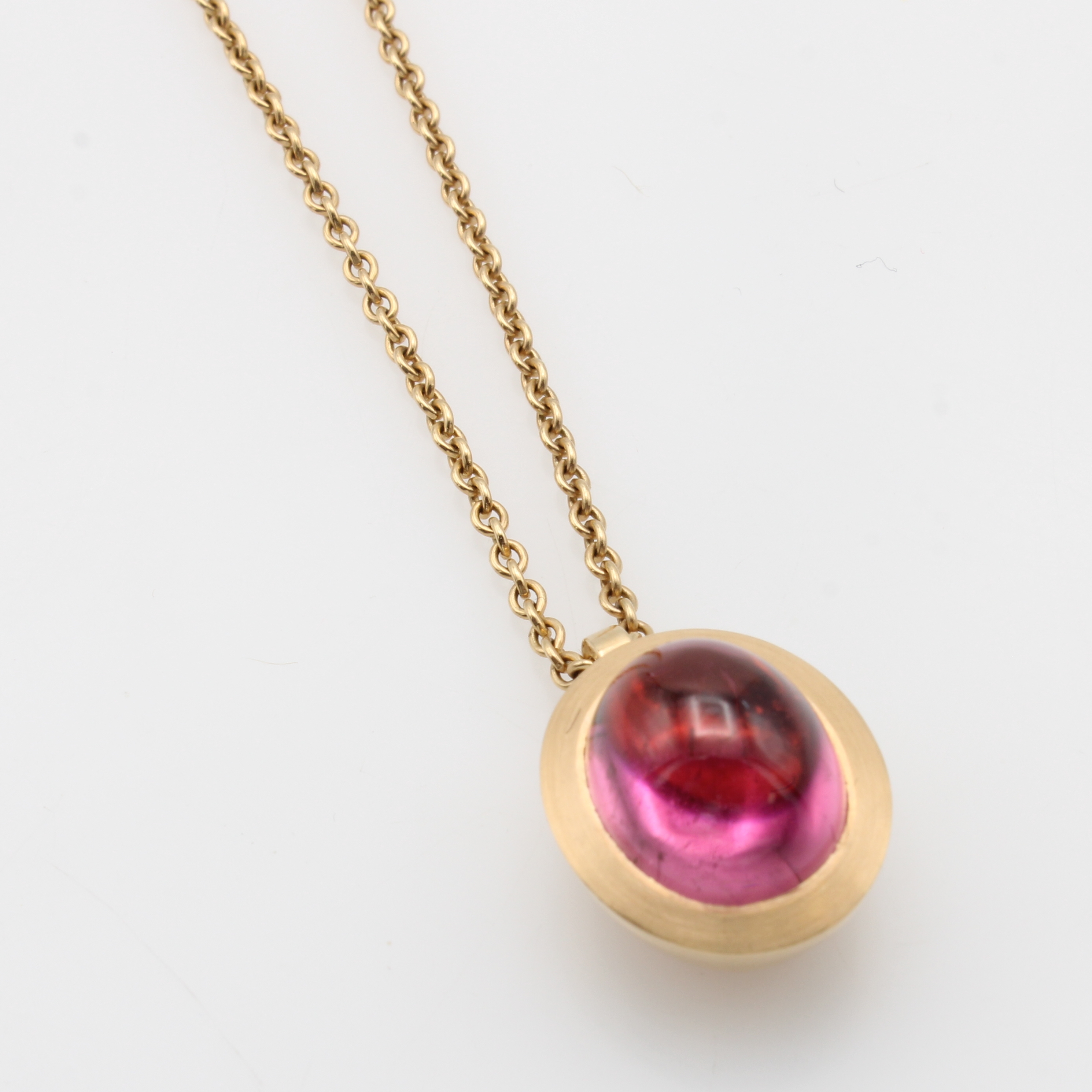 Image 27120701 - Anhänger mit Rubellit an Kette, RG 750/000, ovaler Rubellitcabochon ca. 5.37 ct, z.T. ...