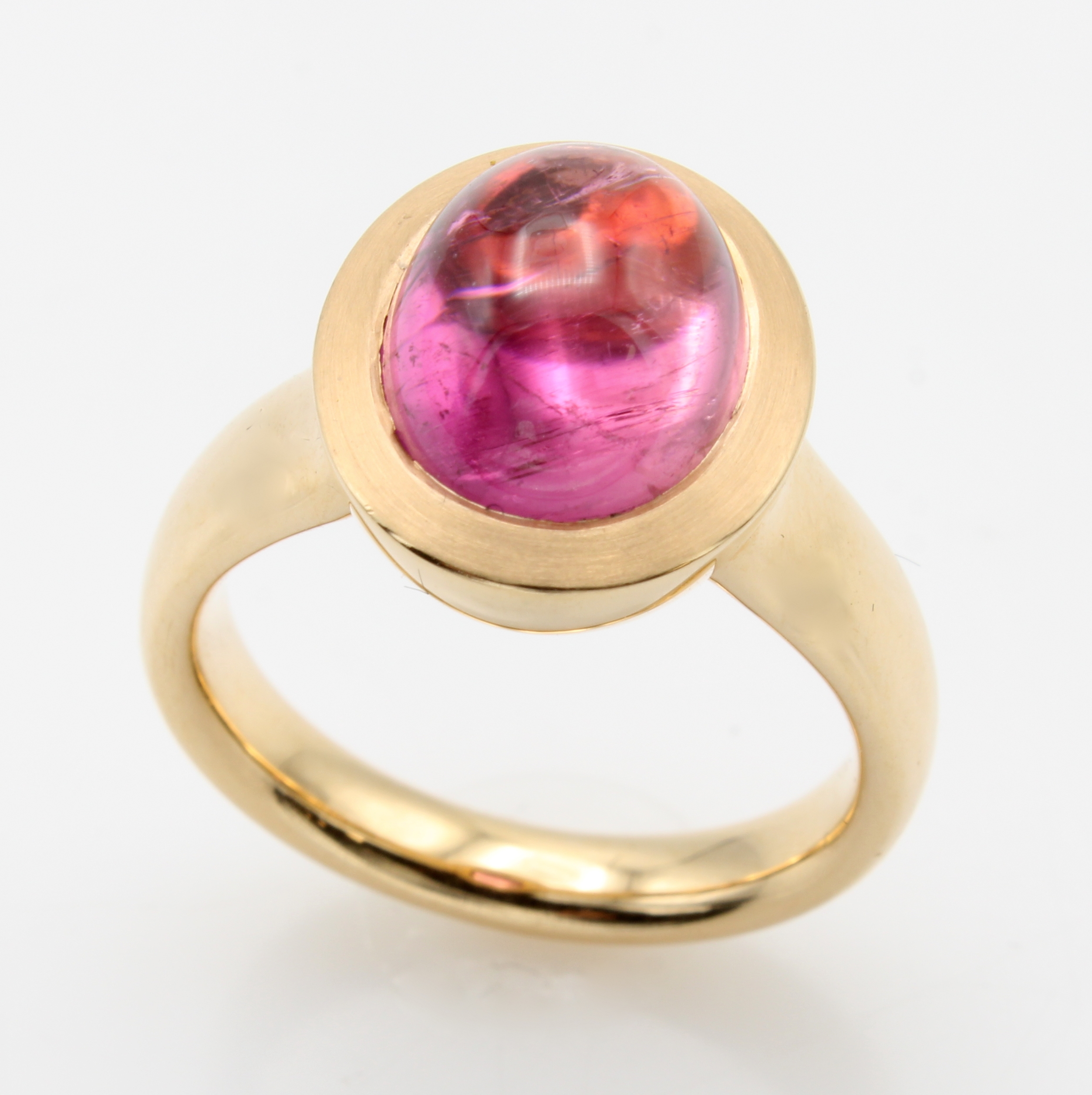 Image 27120702 - Ring mit Rubellit, RG 750/000, ovaler Rubellitcabochon ca. 5.10 ct, z.T. matt., RW ca. ...