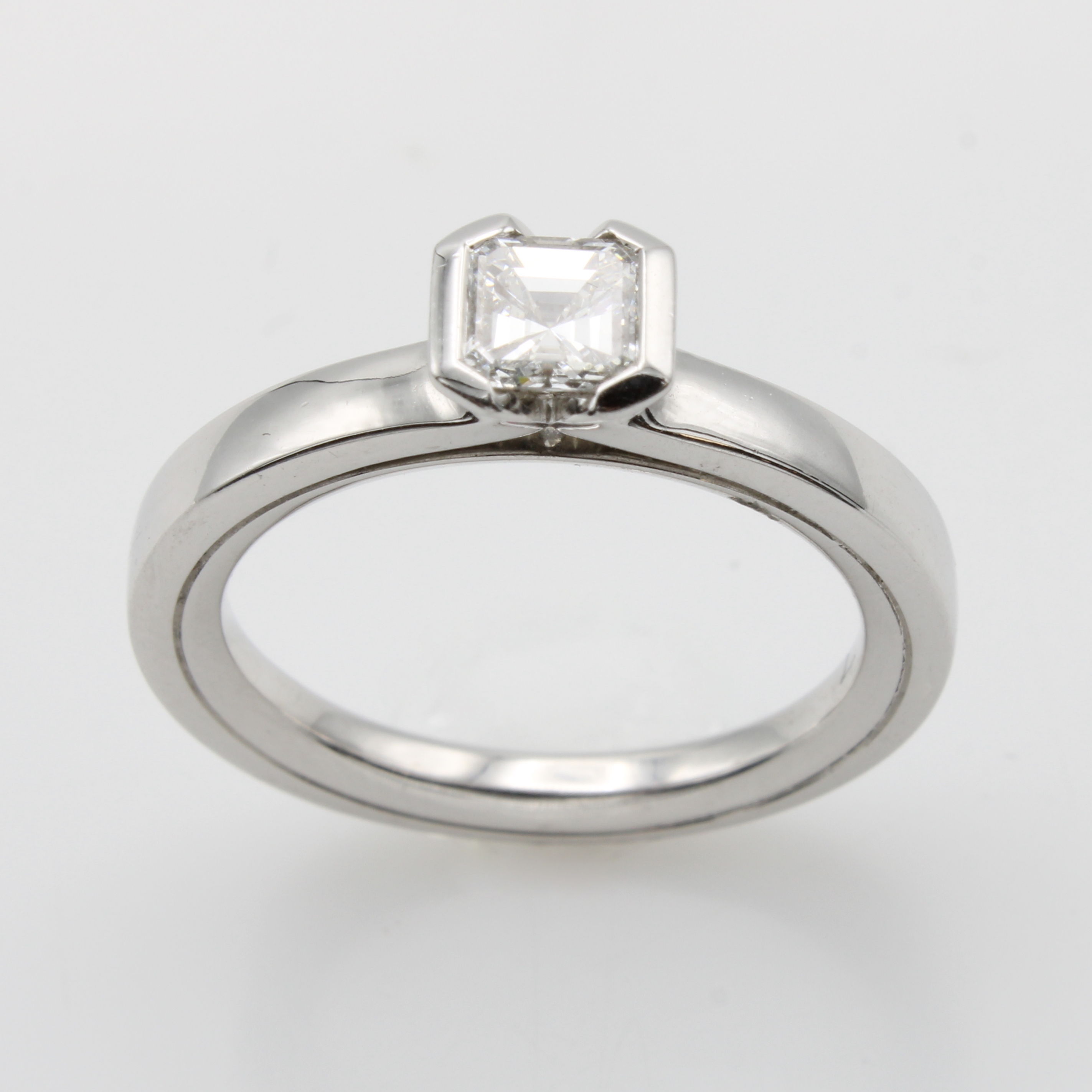Image 27120722 - Ring mit Diamant, WG 750/000, Diam. im Asher-Cut ca. 0.53 ct feines Weiß/vs, RW ca. 55 ...