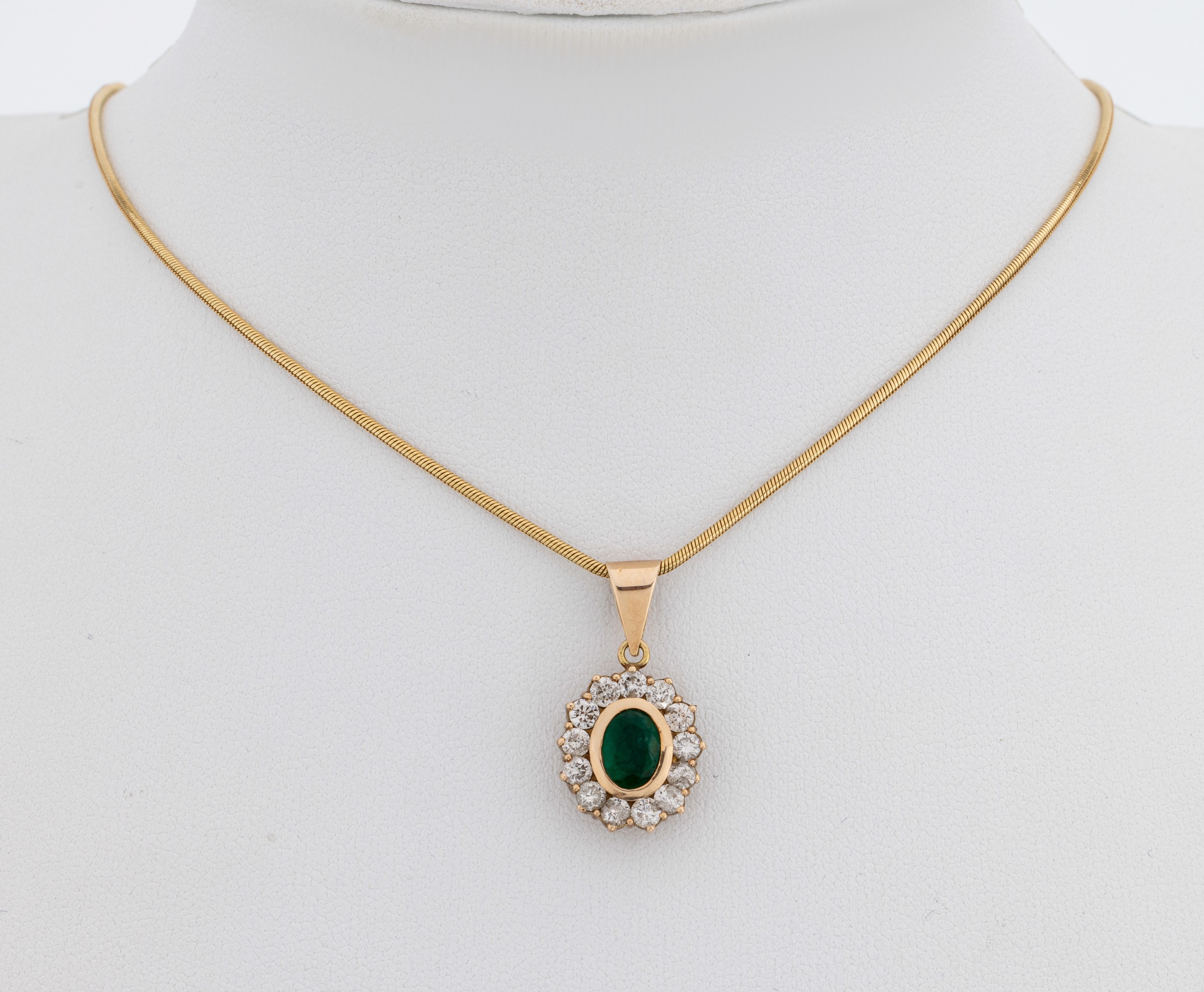 Detail a: 14 kt Gold Smaragd-Brillant-Anhänger, RoseG585/000 gepr., mittig ovalfacett. Smaragd ca. 1.0 ct, 13 Brillanten zus. ca. 0.91 ct Weiß/p,an Kette, ...