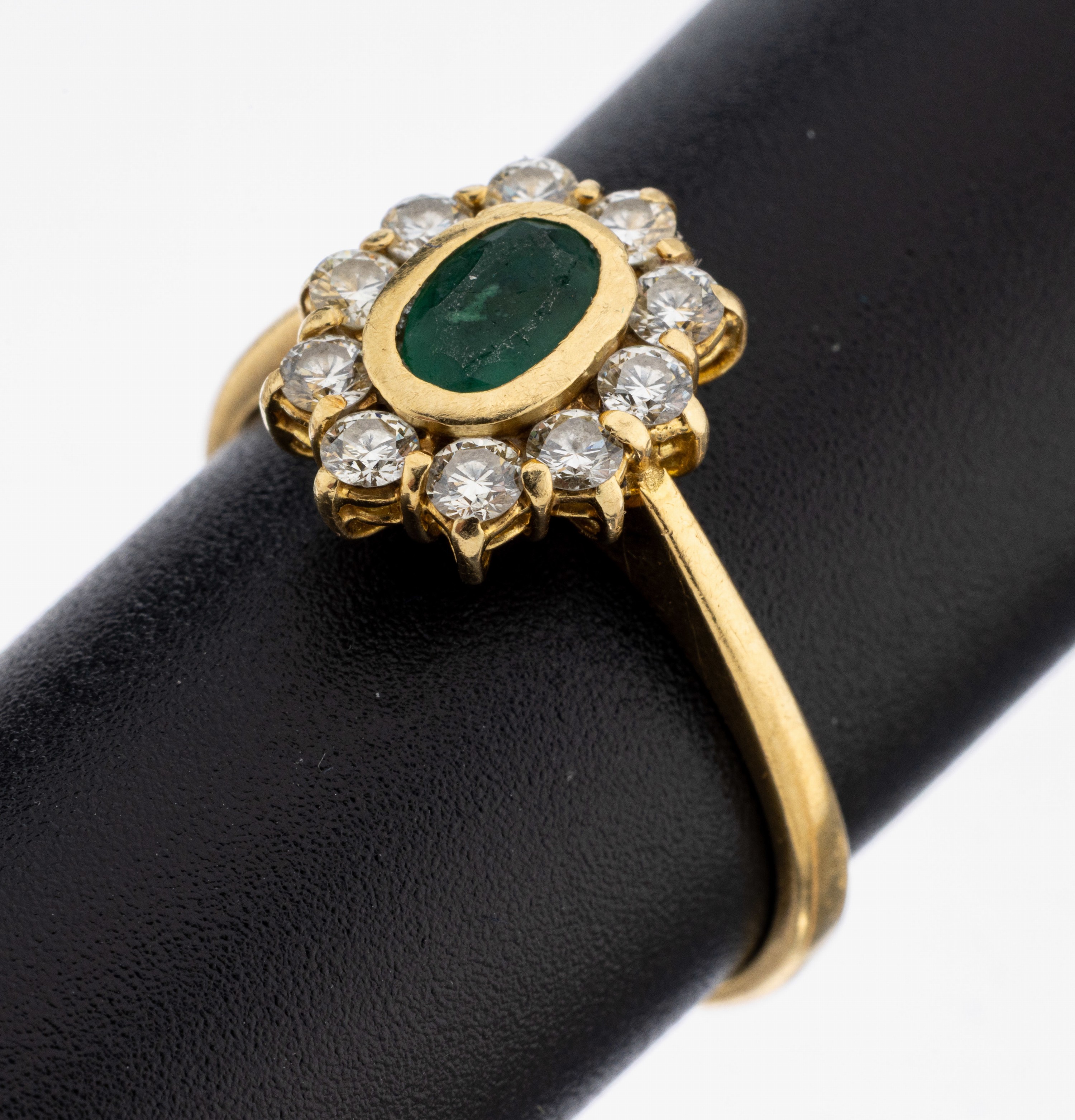 Image 27120751 - 14 kt Gold Smaragd-Brillant-Ring, GG 585/0000, ovalfacett. Smaragd ca. 0.25 ct, 10 ...