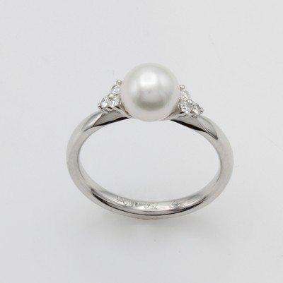 27120714a - Ring mit Akoyazuchtperle und Brillanten, WG 750/000, weiße Perle ca. 7 mm, 6 Brill. ...
