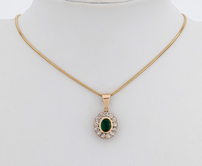 27120750a - 14 kt Gold Smaragd-Brillant-Anhänger, RoseG585/000 gepr., mittig ovalfacett. Smaragd ...