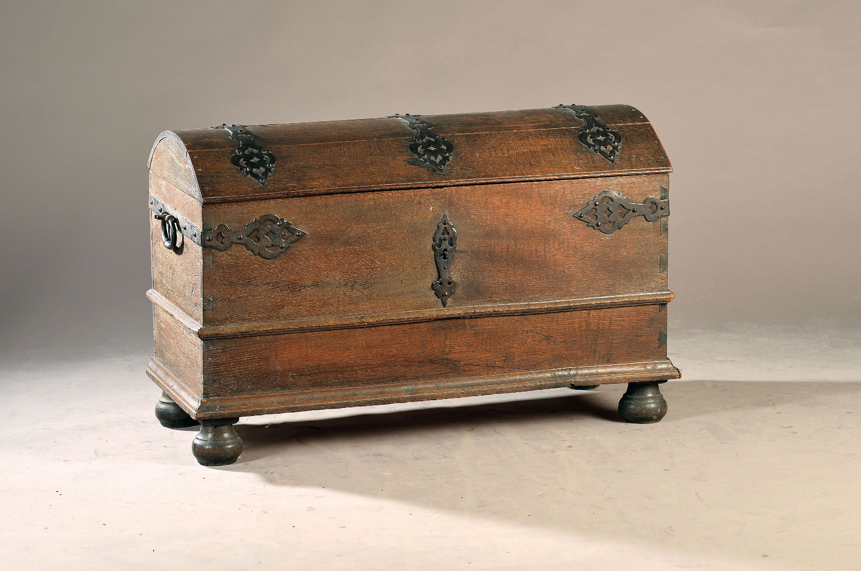 Image 27121113 - Runddeckeltruhe, Barock, um 1740/50, Eiche massiv, kräftige Eisenbänder, seitlich mit ...