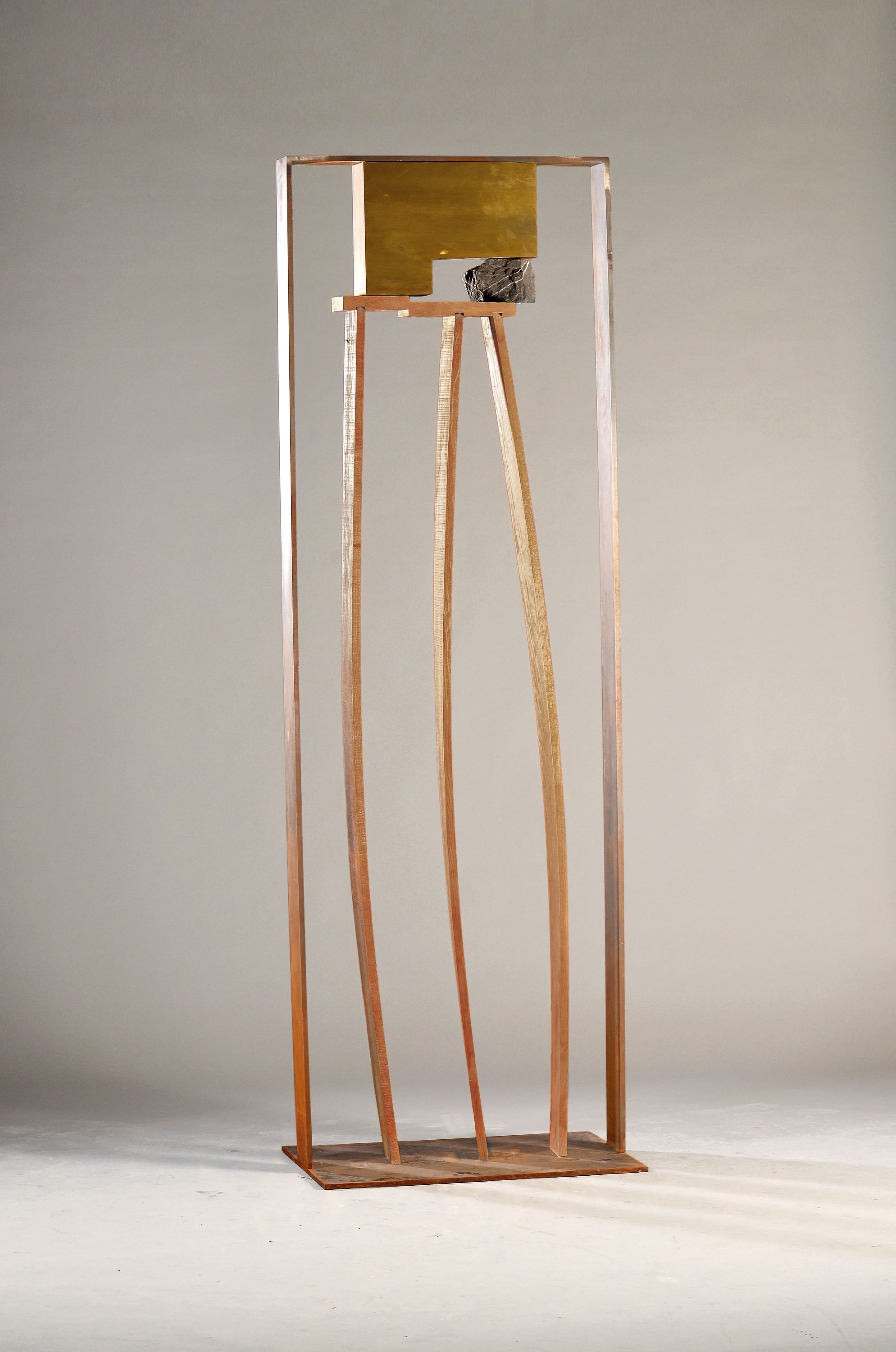 Image 27121154 - Paul Gees, 1949, Skulptur, Titel: ´Vertikal mit ausgespartem Volumen´ Metall, Holz, ...