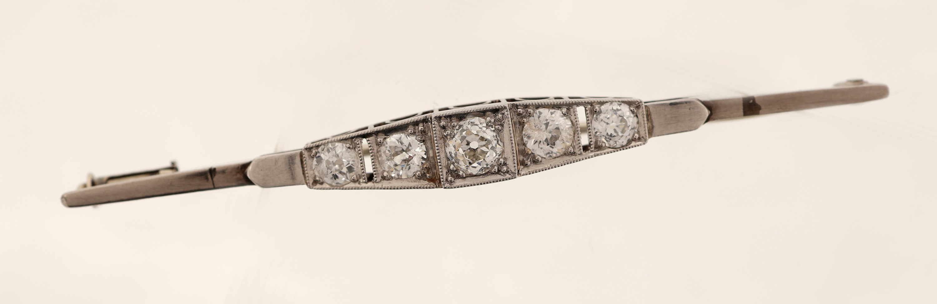 Detail a: 14 kt Gold Diamant-Brosche, 1930er Jahre, WG 585/000 gepr., 5 Altschliffdiamanten im Verlauf zus. ca. 0.70 ct Weiß/p, L. ca. 5.8 cm, ca. 3.6 g
