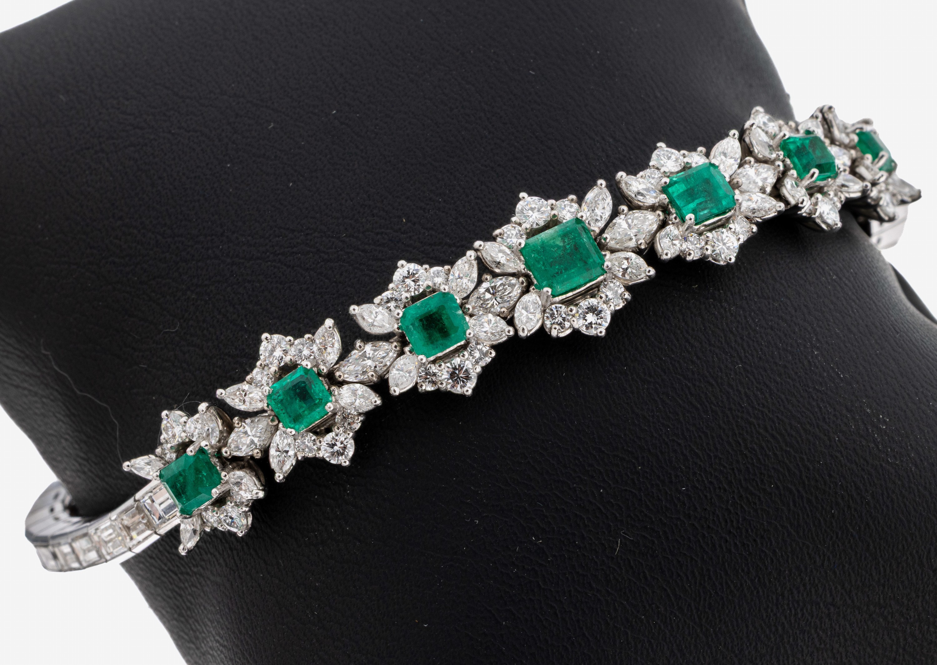 Image 27121241 - 18 kt gold emerald-diamond-bracelet , WG 750/000, 7 emerald-squares with good colour ...