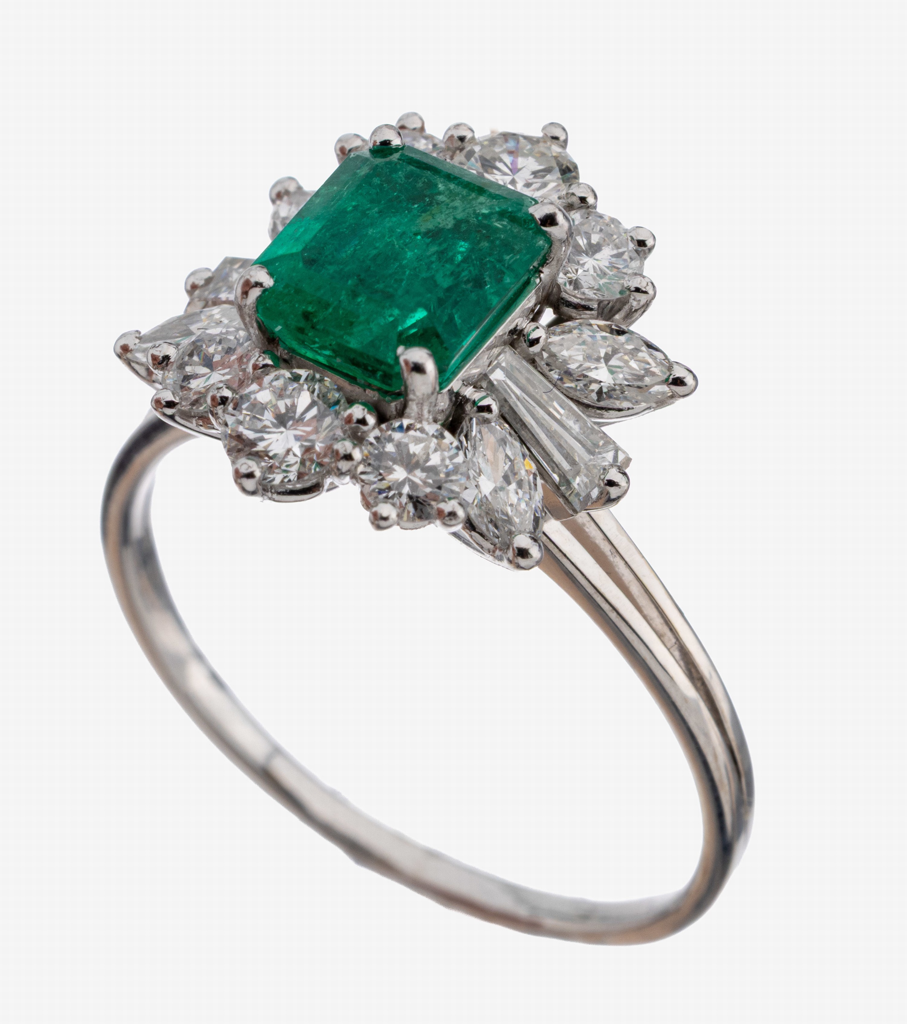 Image 27121242 - 14 kt Gold Smaragd-Diamant-Ring, WG 585/000gepr., Smaragd im Emerald Cut ca. 1.10 ct, 4 ...