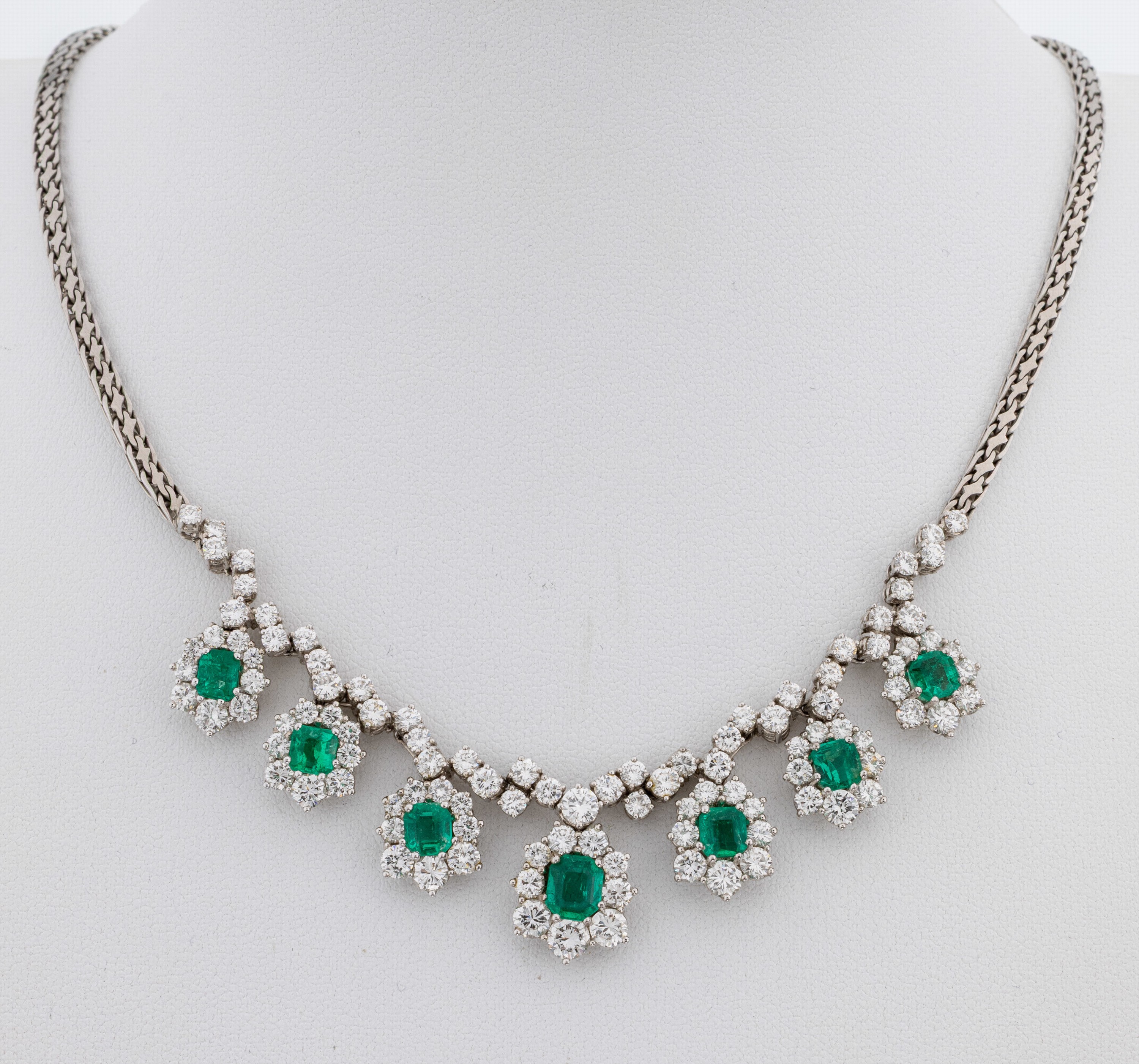Image 27121243 - 18 kt Gold Smaragd-Brillant-Collier, GG 750/000, 7 Smaragd-Carrees von feiner Farbe ...