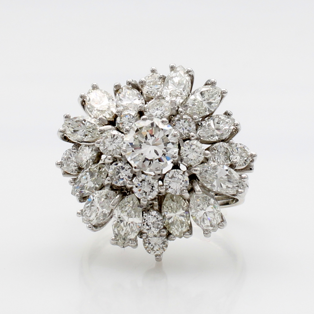 Image 27121322 - Ring mit Diamanten und Brillanten, Platin 950/000, 12 Diam. im Navetteschl. zus. ca. 2 ...