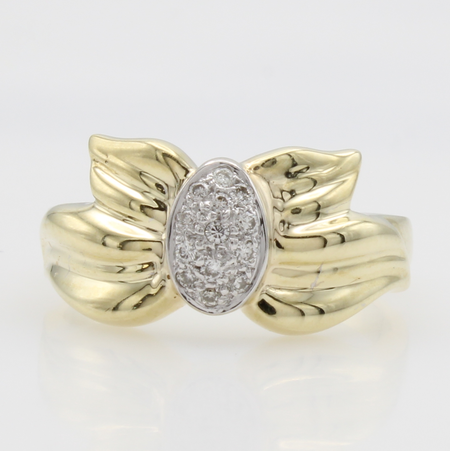 Image 27121326 - Ring mit Brillanten, GG 585/000, Brill. in WG Oval gef. zus. ca. 0.13 ct feines ...