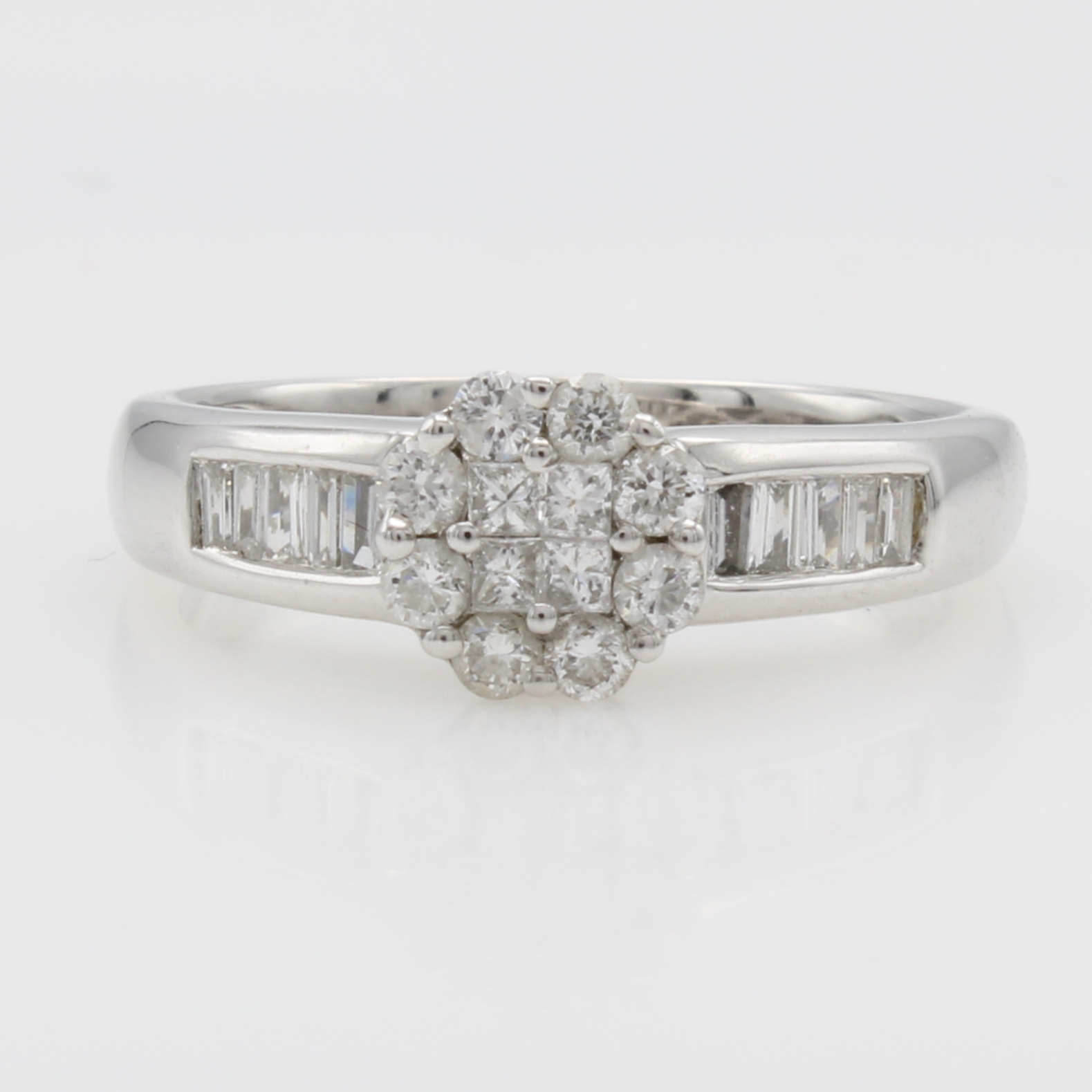 Image 27121332 - Ring mit Diamanten und Brillanten, WG 750/ 000, Diamantbaguettes in Ringschultern, Diam. ...