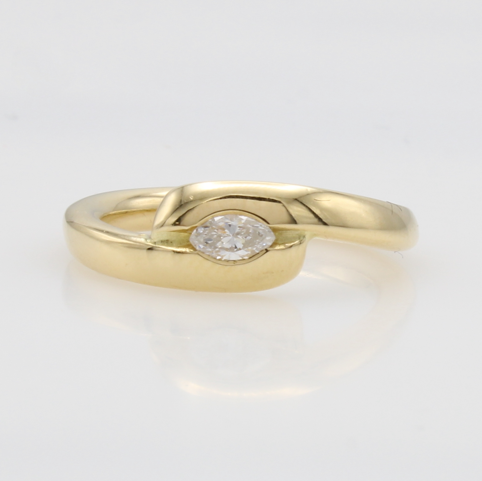 Image 27121338 - Ring mit Diamant, GG 750/000, versetzt gearb., Diamantnavette ca. 0.15 ct feines ...