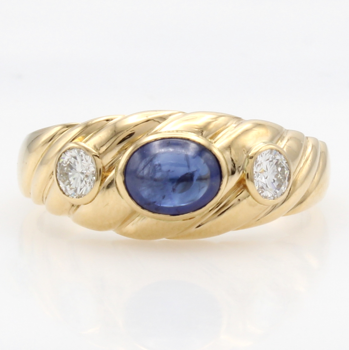 Image 27121339 - Ring mit Saphir und Brillanten, GG 750/000, z.T. gerieft, ovaler Saphircabochon, 2 ...