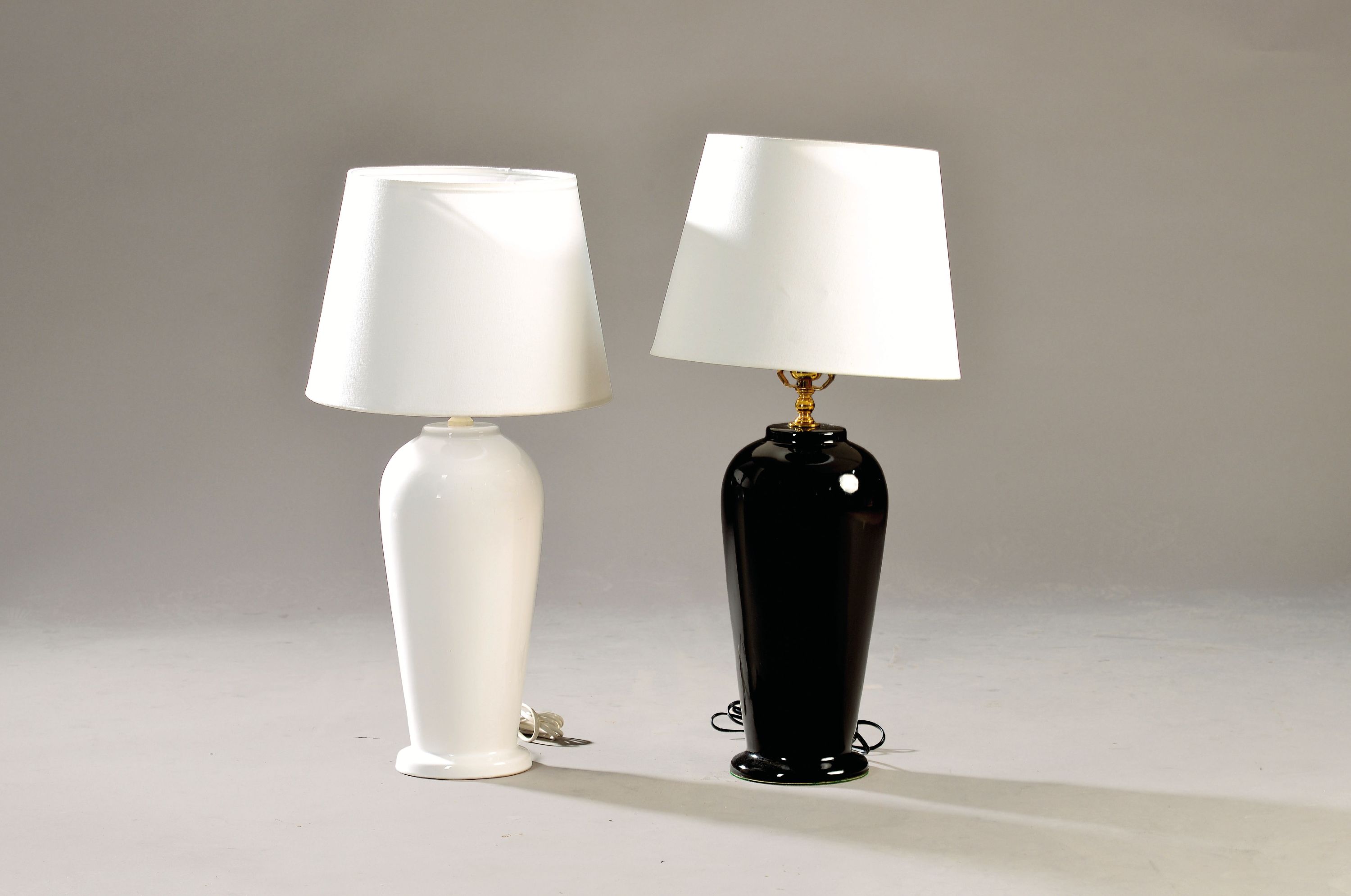 Image 27121359 - Paar Tischlampen, wohl Italien, 20.Jh., Keramik, 1x schwarz und 1x weiß glasiert, 1 ...