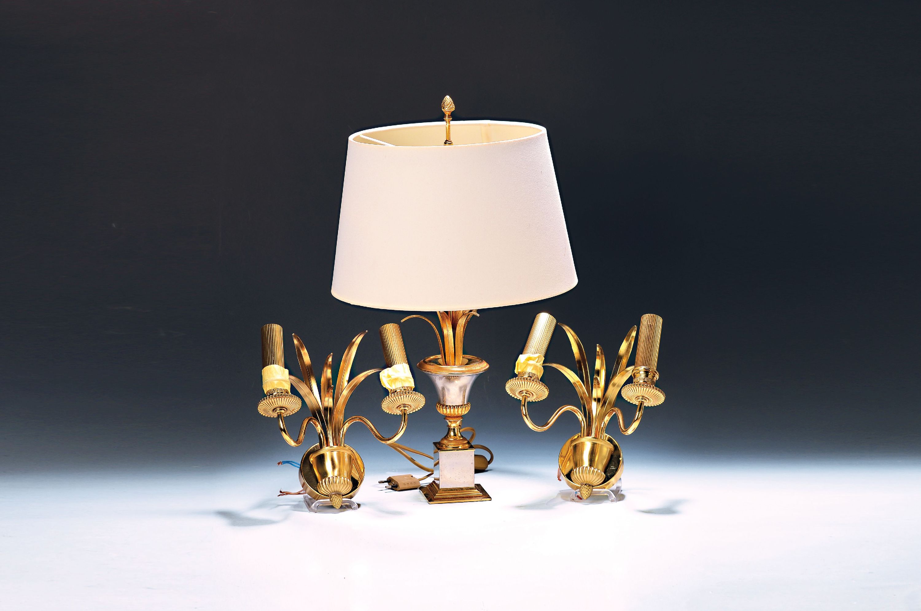 Image 27121362 - Tischlampe und zwei Wandlampe, im Stil Maison Charles, 20.Jh., Messing poliert, Paar ...