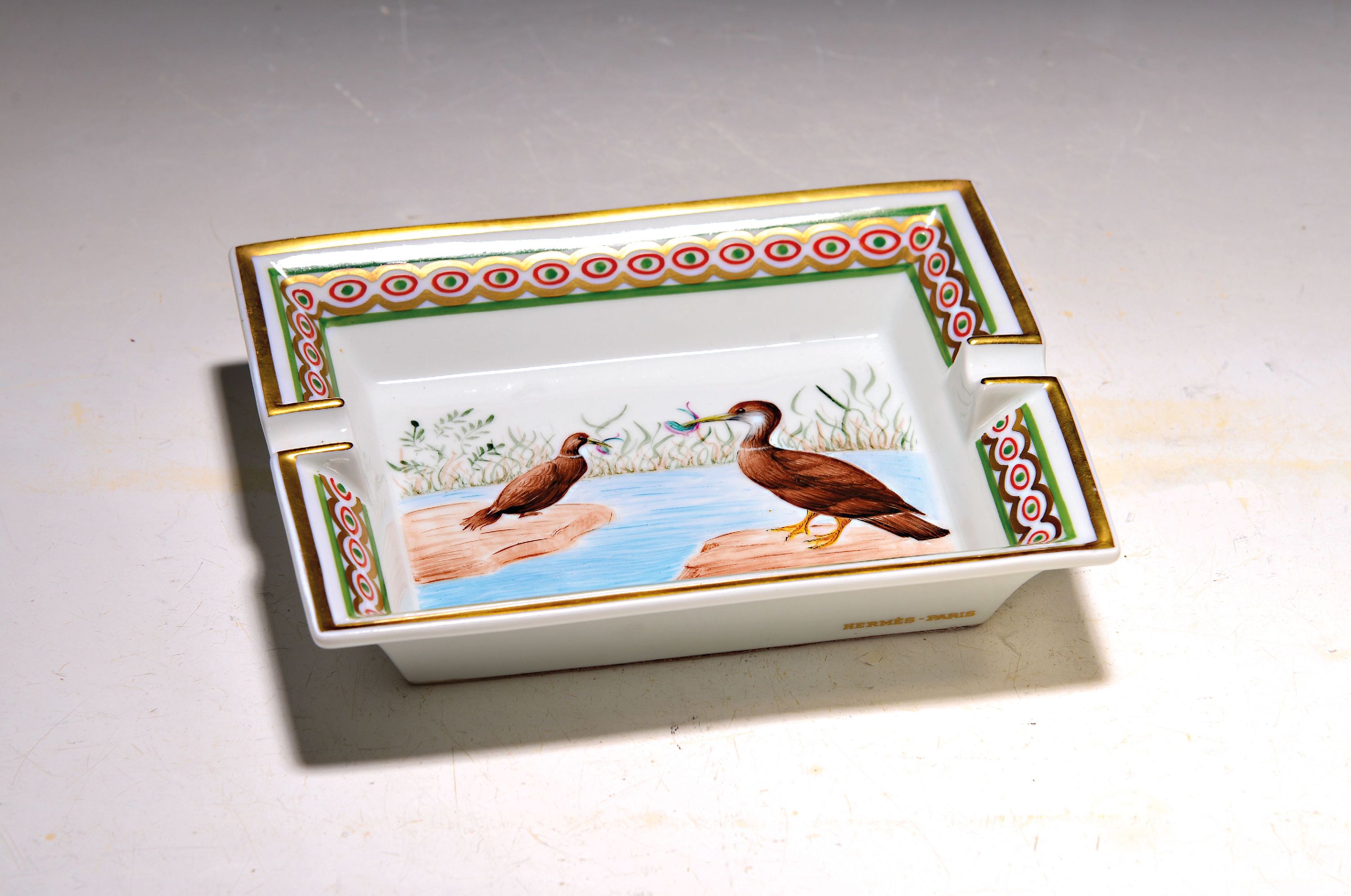 Image 27121364 - Aschenbecher mit Vogelmalerei, Hermes, Frankreich, Porzellan, Goldstaffage, handgemalter ...