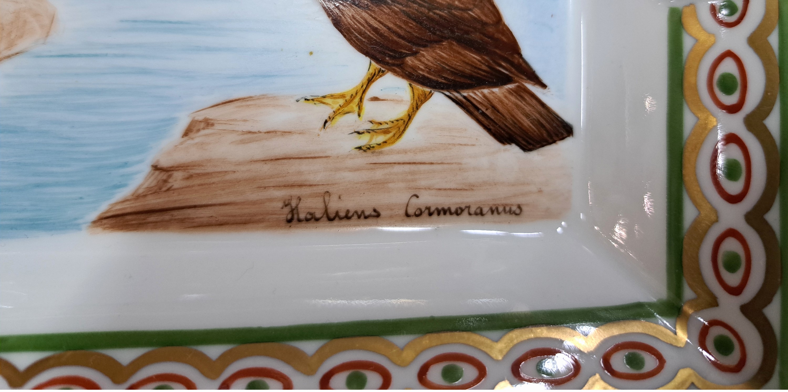 Detail b: Aschenbecher mit Vogelmalerei, Hermes, Frankreich, Porzellan, Goldstaffage, handgemalter Dekor, Kormorane, Bodenmarken, 19,5x16 cm