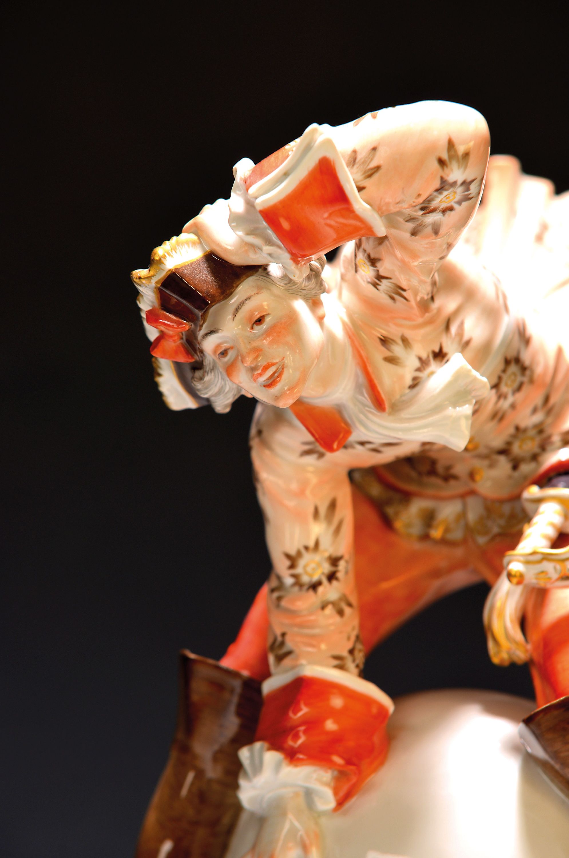 Detail a: Porzellanfigur Münchhausen, Meissen, Mitte 20. Jh., Entwurf Alexander Struck 1938, der "Lügenbaron" auf der großen weißen Kanonenkugel ...