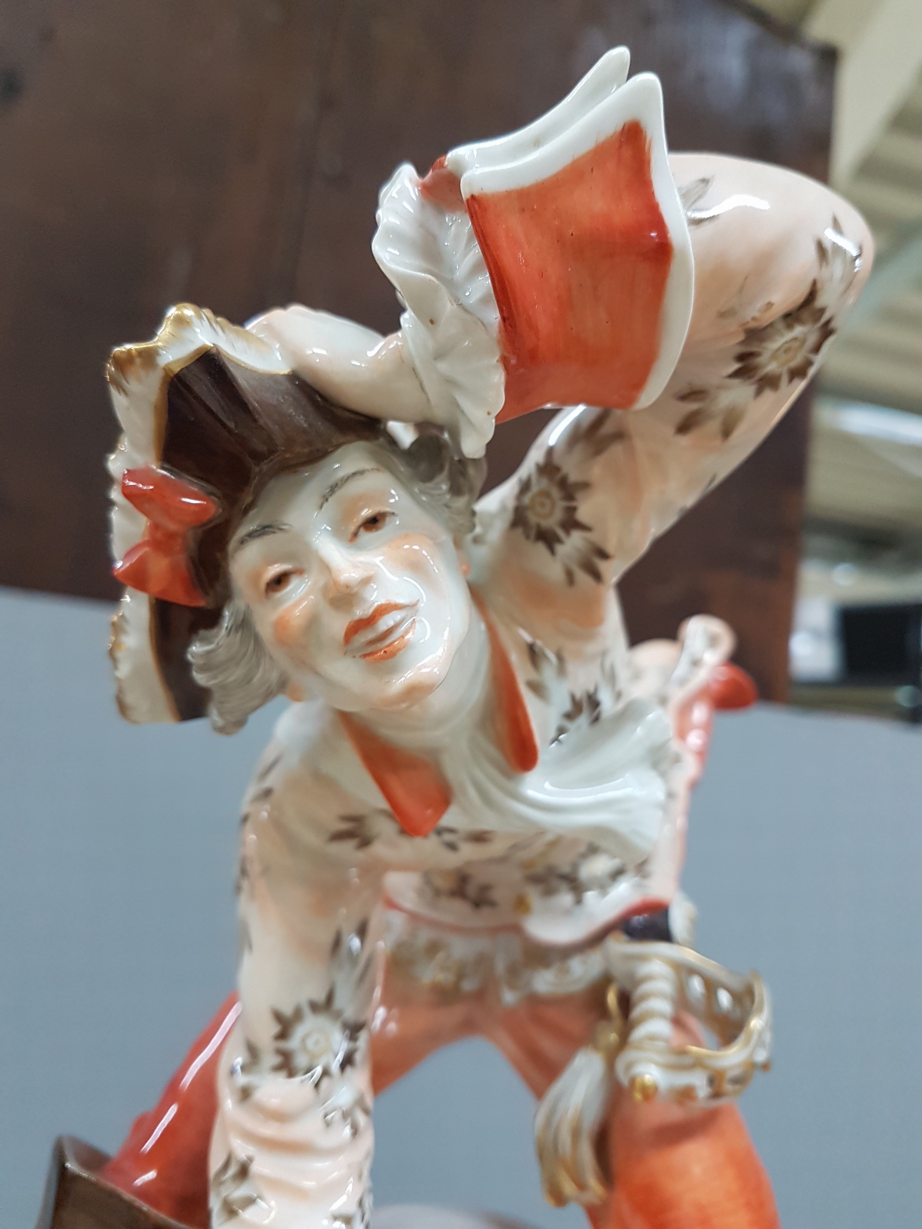 Detail e: Porzellanfigur Münchhausen, Meissen, Mitte 20. Jh., Entwurf Alexander Struck 1938, der "Lügenbaron" auf der großen weißen Kanonenkugel ...