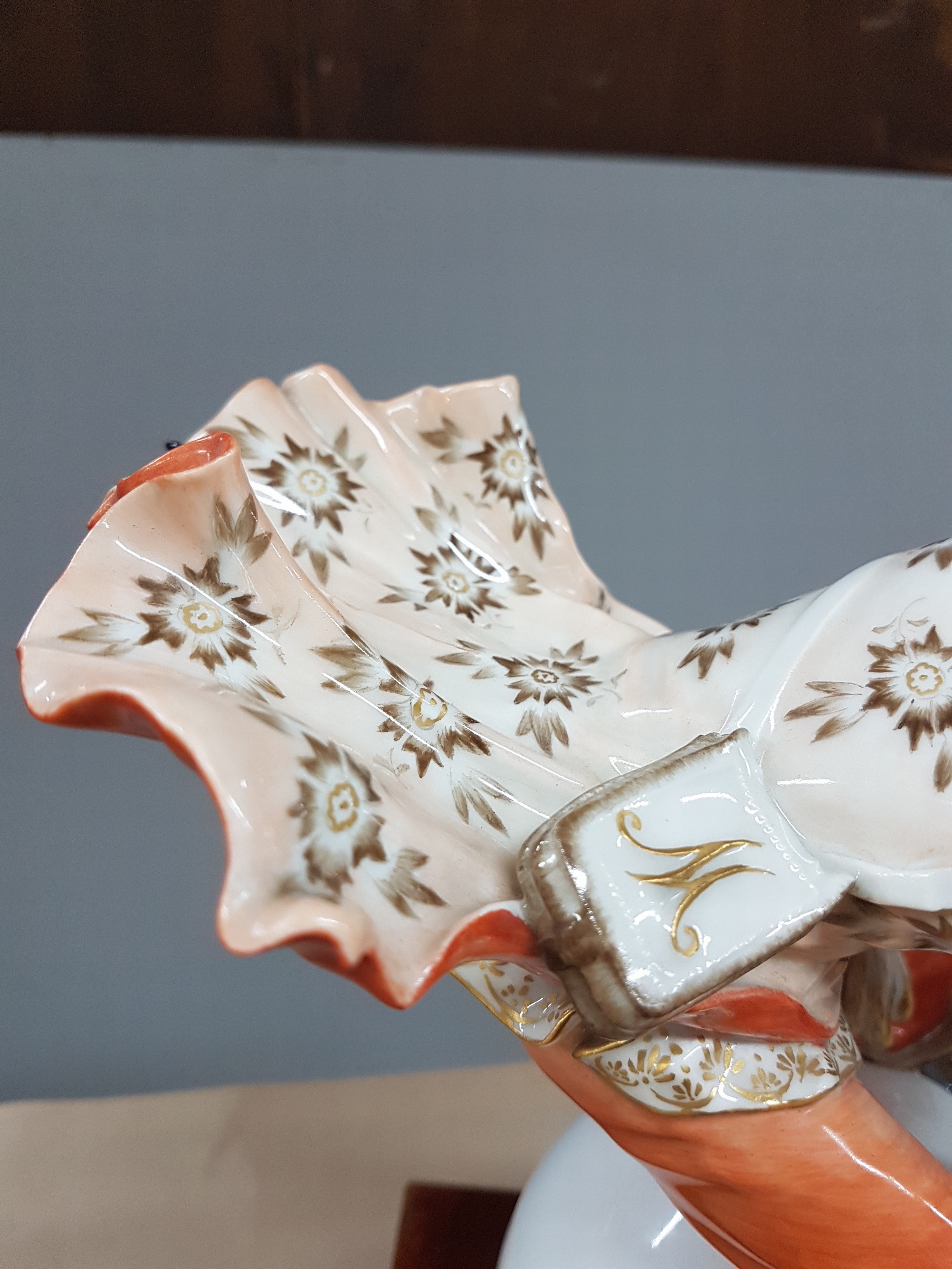 Detail i: Porzellanfigur Münchhausen, Meissen, Mitte 20. Jh., Entwurf Alexander Struck 1938, der "Lügenbaron" auf der großen weißen Kanonenkugel ...