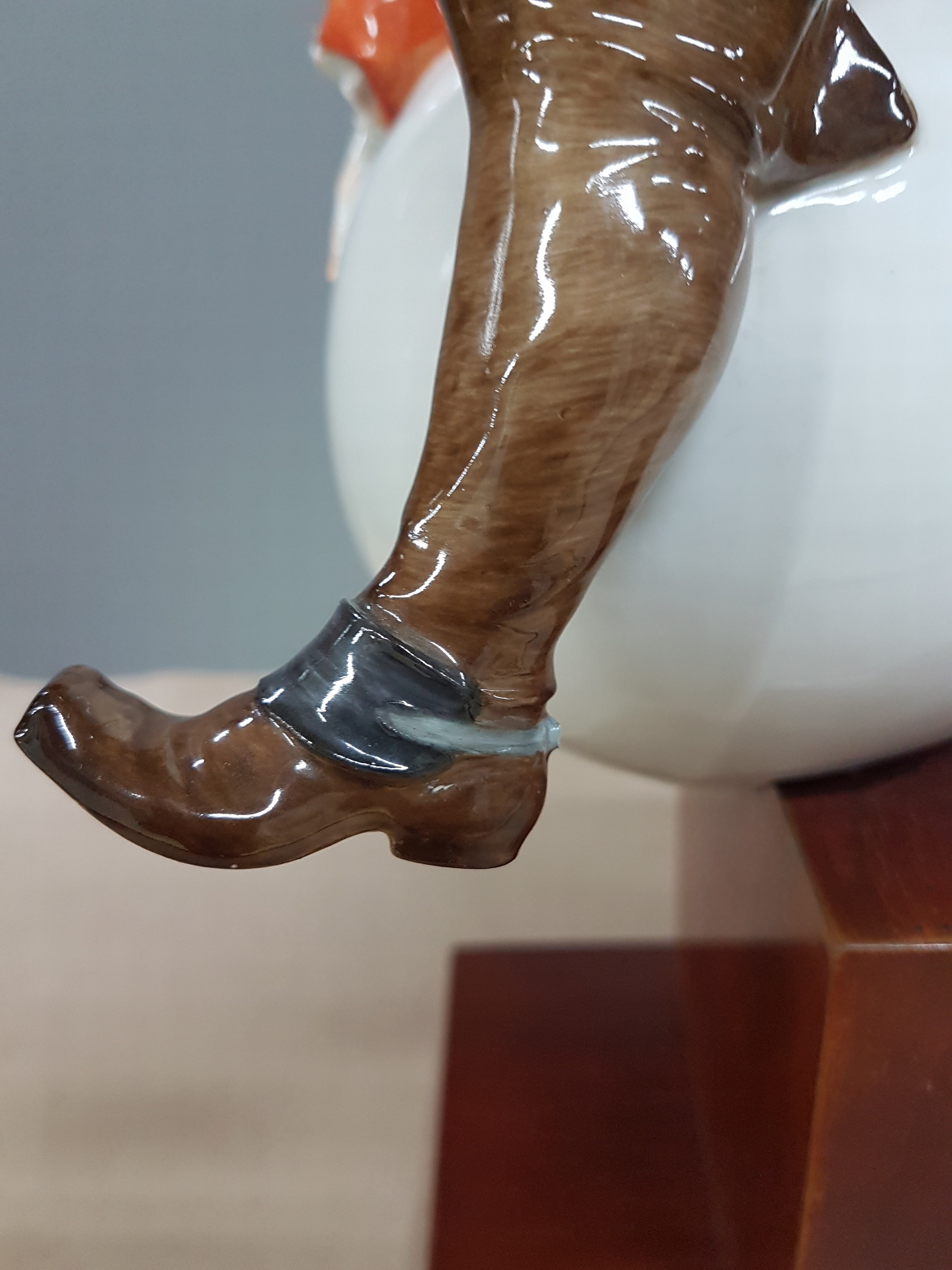 Detail l: Porzellanfigur Münchhausen, Meissen, Mitte 20. Jh., Entwurf Alexander Struck 1938, der "Lügenbaron" auf der großen weißen Kanonenkugel ...