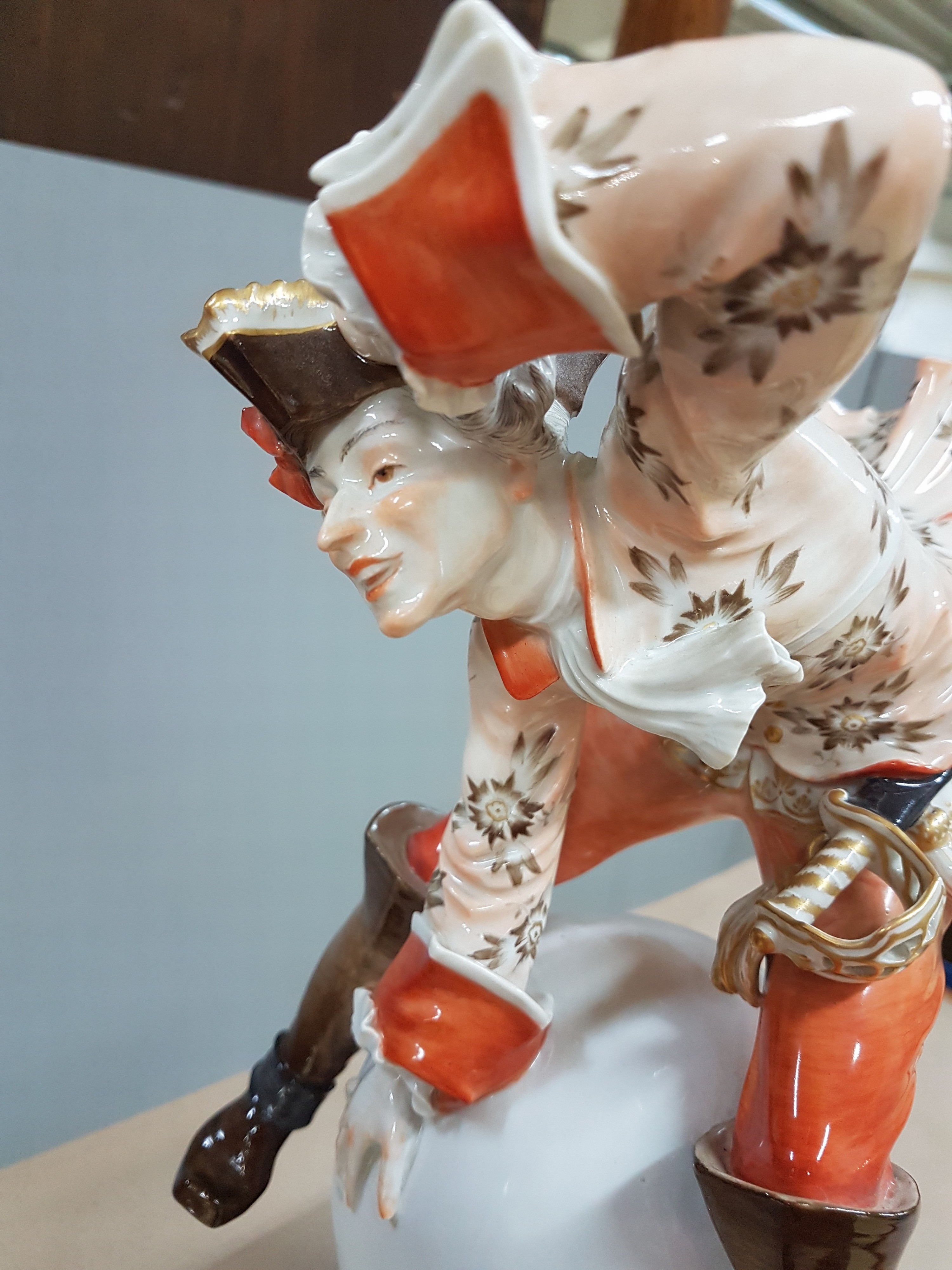 Detail o: Porzellanfigur Münchhausen, Meissen, Mitte 20. Jh., Entwurf Alexander Struck 1938, der "Lügenbaron" auf der großen weißen Kanonenkugel ...