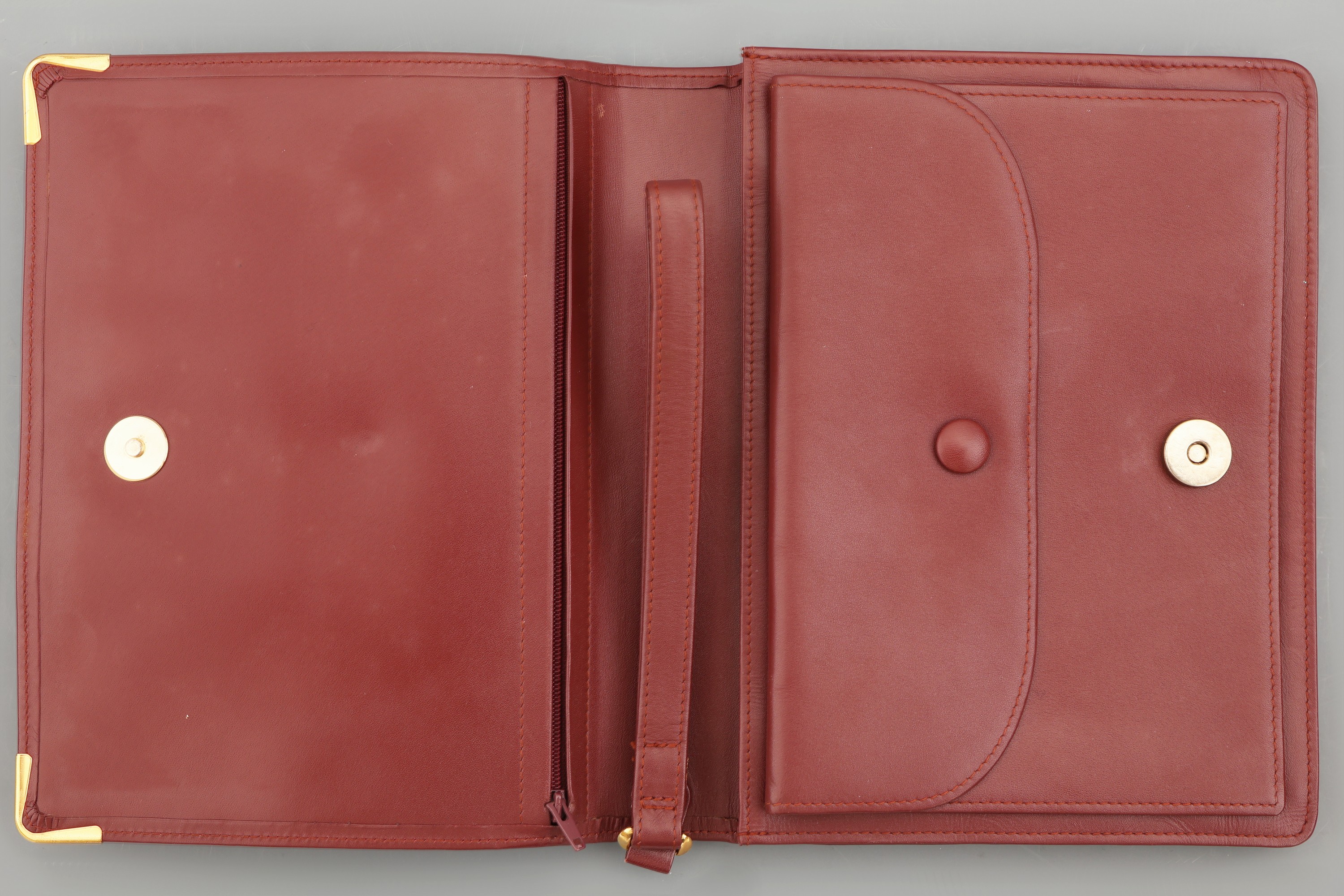 Detail b: CARTIER Konvolut 2 Leder Accessoires, bordeauxrotes Leder, 1 x Agendamappe mit Trageriemen, Innenfächer, ca. 22 x 17 cm und Brieftasche für ...