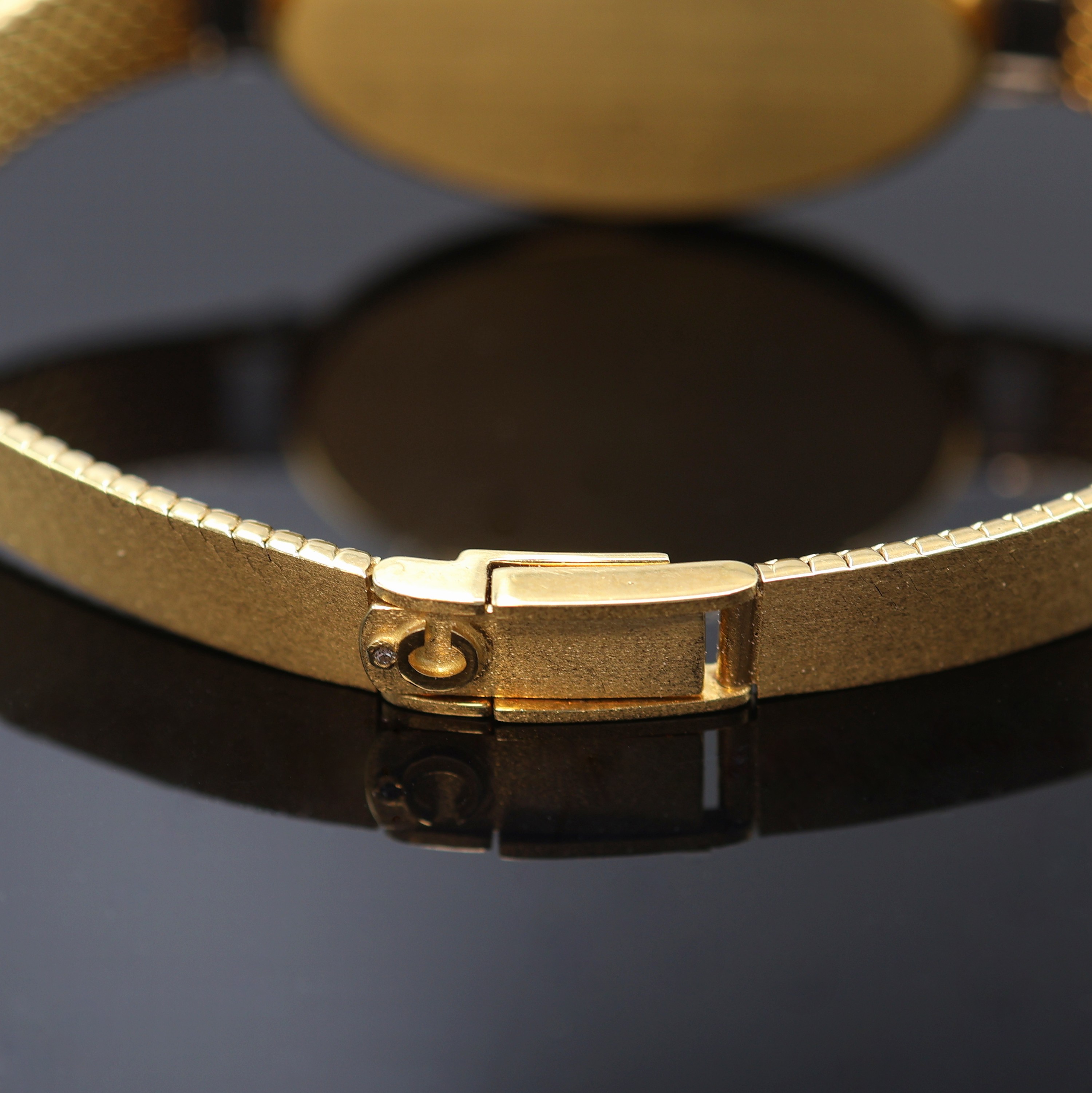 Detail d: CHOPARD Damenarmbanduhr in GG 750/000 mit Brillanten Referenz 5047 1, Schweiz verk. lt. beil. Rechnung 10/1983, Handaufzug, orig. Milanaiseband, ...