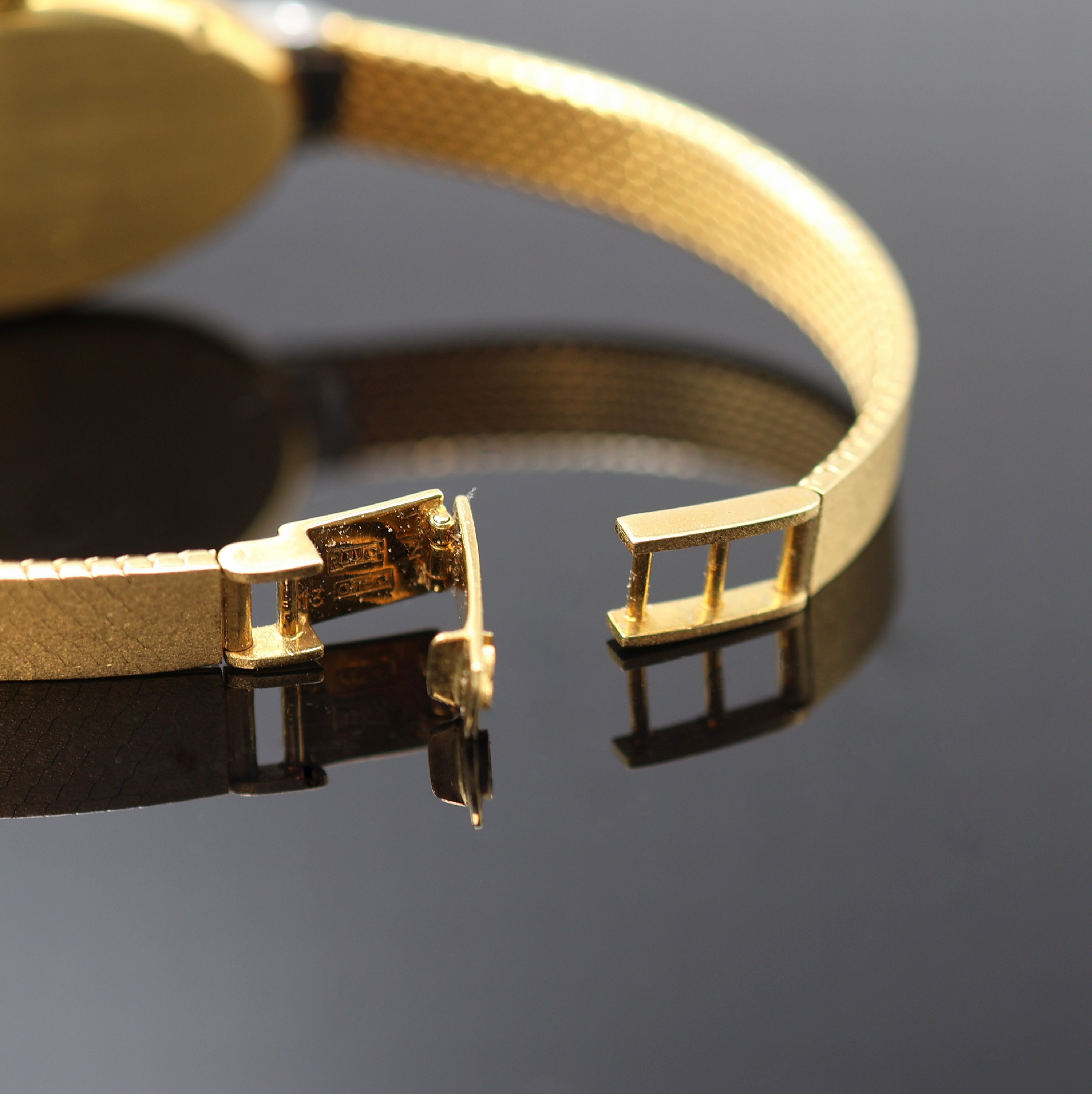 Detail e: CHOPARD Damenarmbanduhr in GG 750/000 mit Brillanten Referenz 5047 1, Schweiz verk. lt. beil. Rechnung 10/1983, Handaufzug, orig. Milanaiseband, ...
