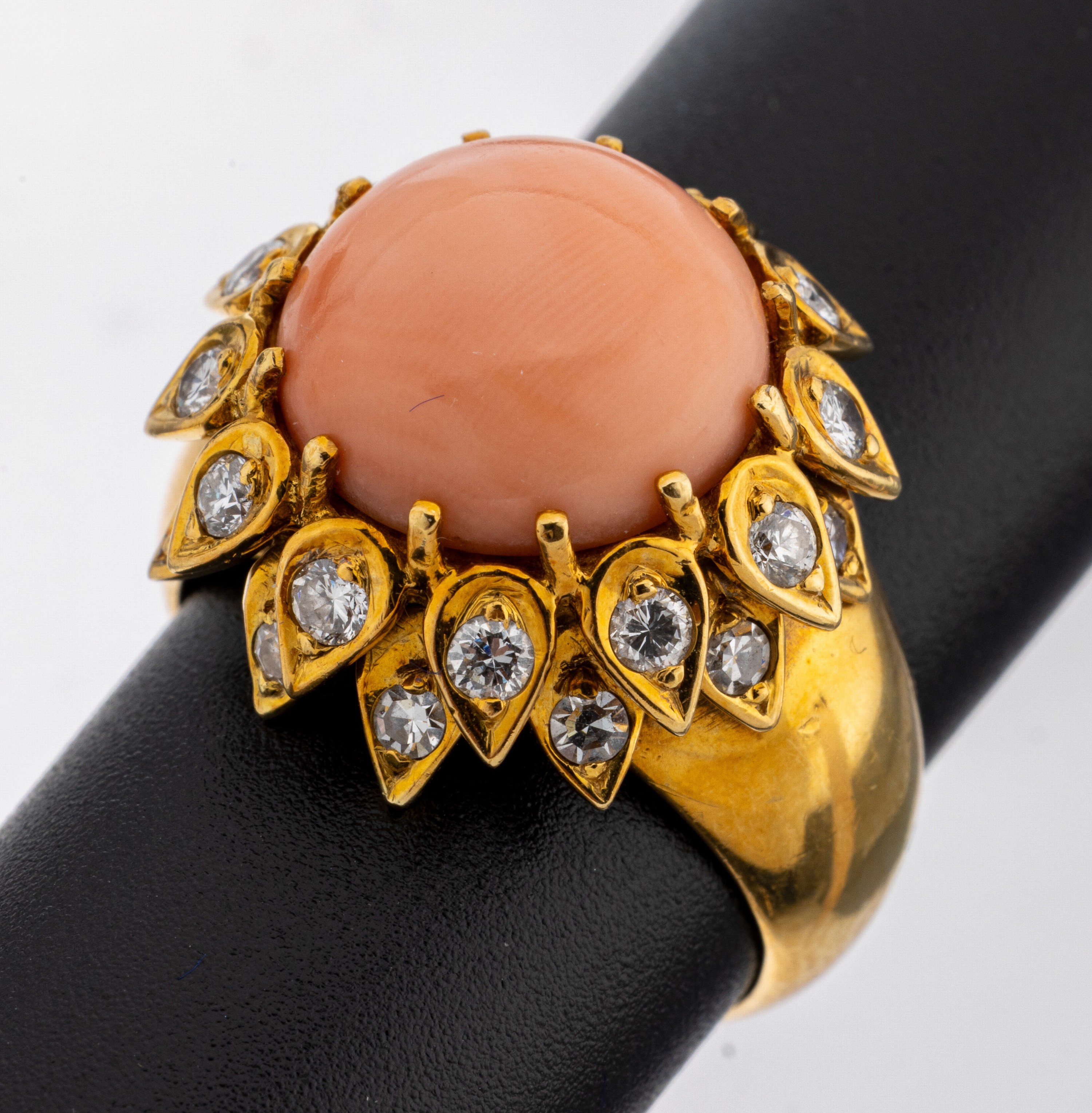 Image 27121386 - 18 kt Gold Korallen-Diamant-Ring, GG 750/000, blütenf. Ringkopf, runde ...