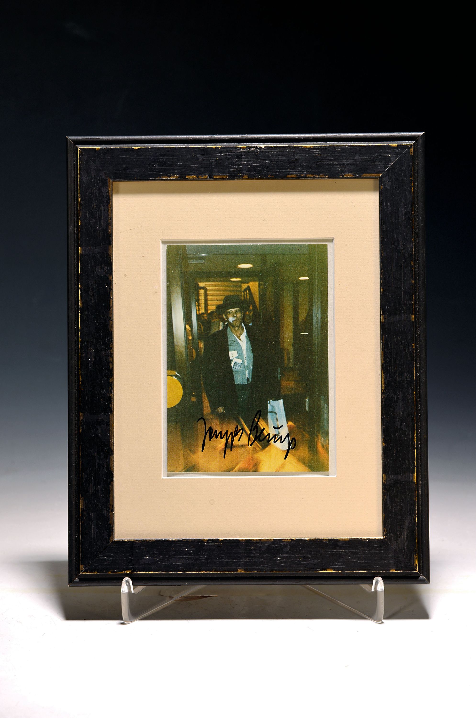 Image 27121388 - Joseph Beuys, 1921-1986, Multiple, handsigniert, ´Beuys in Ost Berlin´ 1982, Hrsg ...