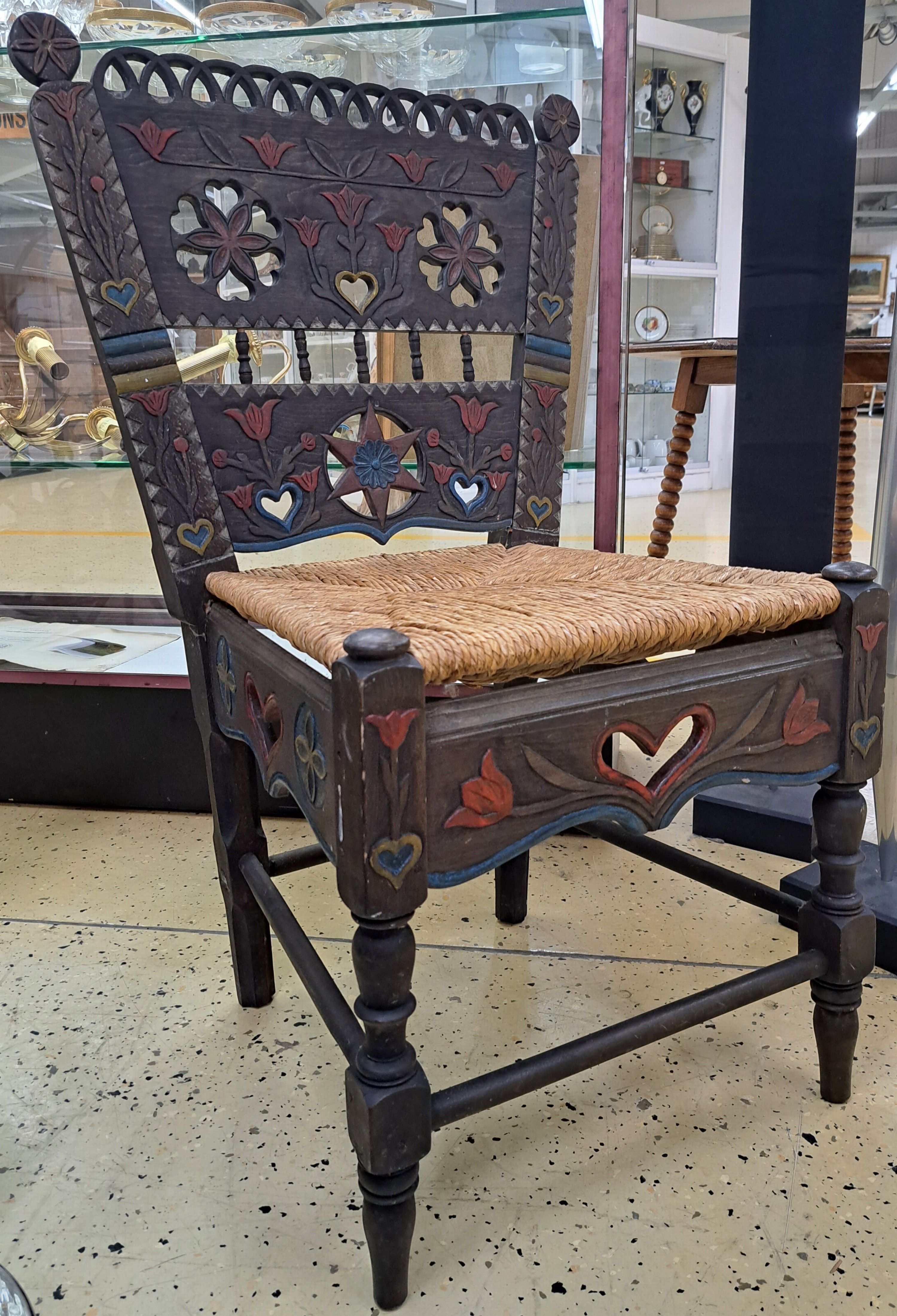 Detail a: Schwälmer Brautstuhl,Schwalm, Oberhessen 20.Jh., dunkles Holz mit durchbrochener Rückenlehne verziert mit Blumendekor, Sitz im Binsengeflecht, ca. ...