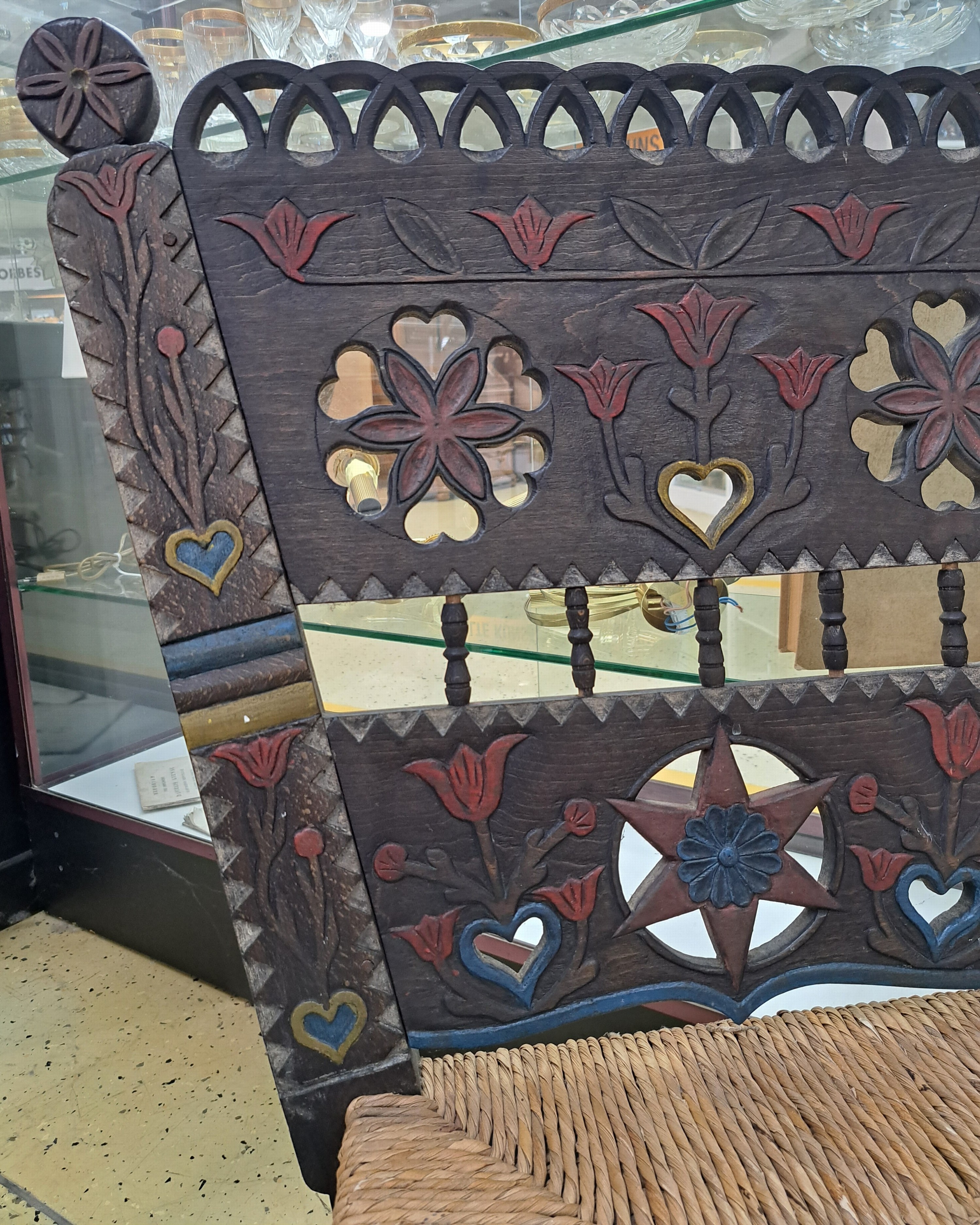 Detail c: Schwälmer Brautstuhl,Schwalm, Oberhessen 20.Jh., dunkles Holz mit durchbrochener Rückenlehne verziert mit Blumendekor, Sitz im Binsengeflecht, ca. ...