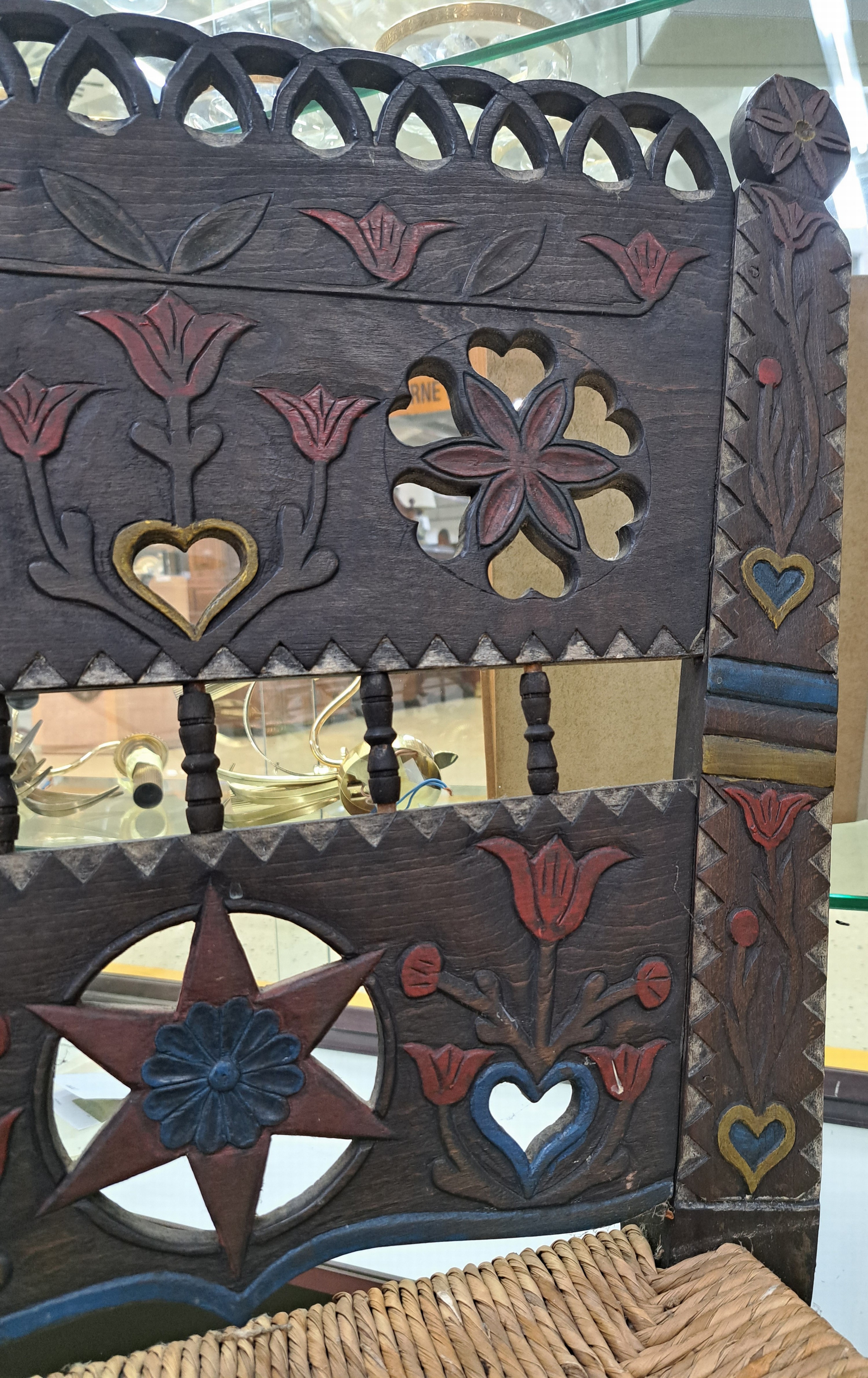 Detail d: Schwälmer Brautstuhl,Schwalm, Oberhessen 20.Jh., dunkles Holz mit durchbrochener Rückenlehne verziert mit Blumendekor, Sitz im Binsengeflecht, ca. ...