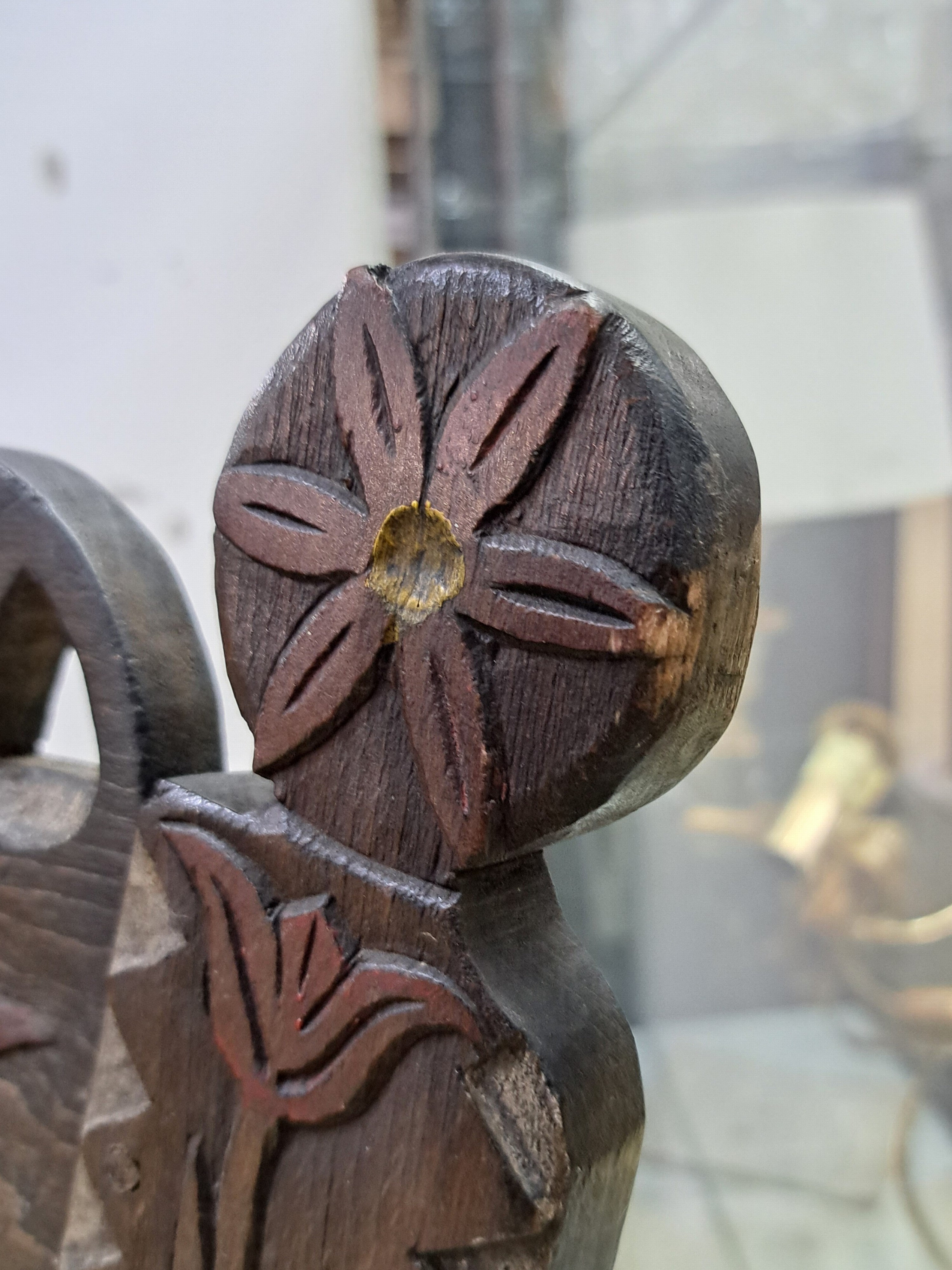 Detail i: Schwälmer Brautstuhl,Schwalm, Oberhessen 20.Jh., dunkles Holz mit durchbrochener Rückenlehne verziert mit Blumendekor, Sitz im Binsengeflecht, ca. ...
