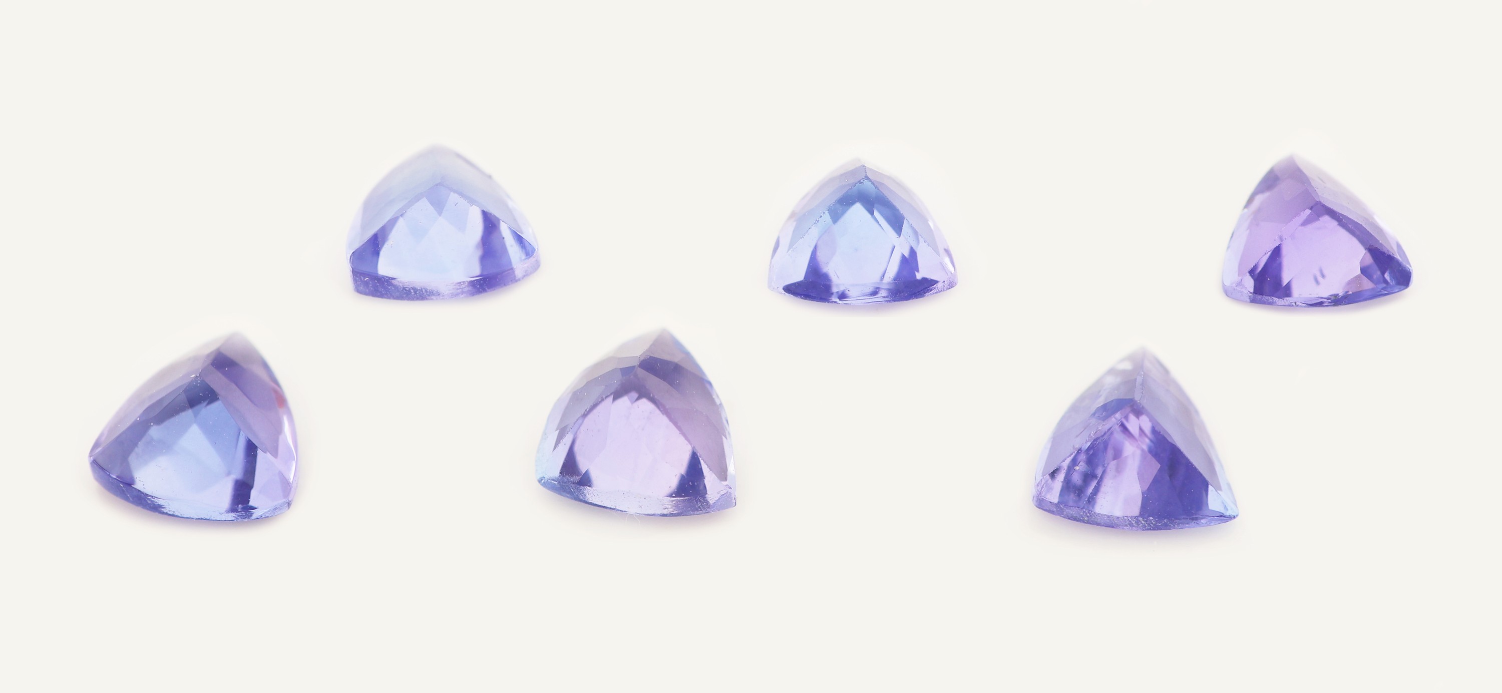 Detail a: Lot 6 lose Tansanite, zus. ca. 2.81 ct, facett. Triangeln, in versch. Farbnuancen